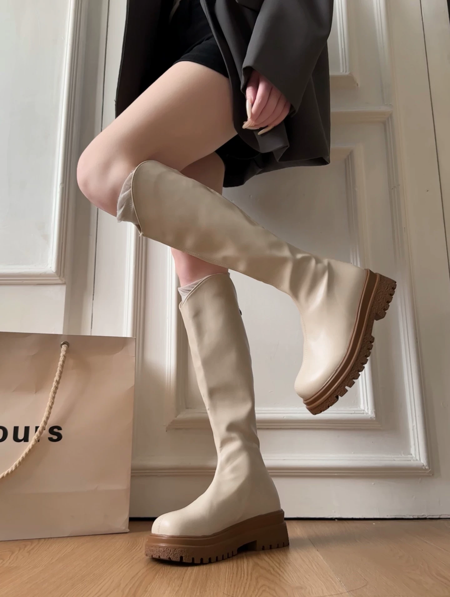 Giày bốt nữ đế dày phong cách retro đa năng màu trắng kiểu phương Tây, bốt cao cổ mùa thu mới 2025, giúp thon gọn và tăng chiều cao, kiểu bốt hiệp sĩ