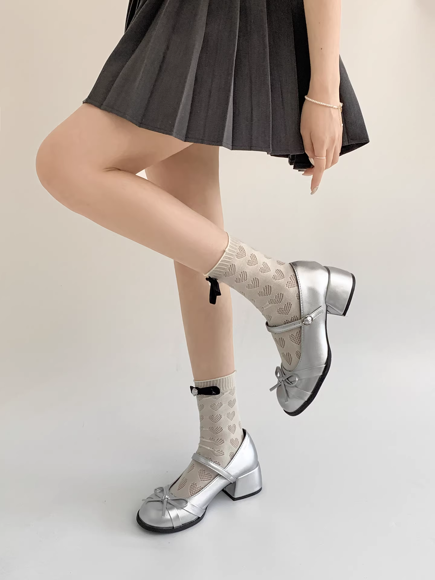 Giày nữ đế xuồng kiểu Pháp cổ điển màu trắng, mẫu mới thu 2025, phối chân váy đa năng, giày Mary Jane đế mềm.