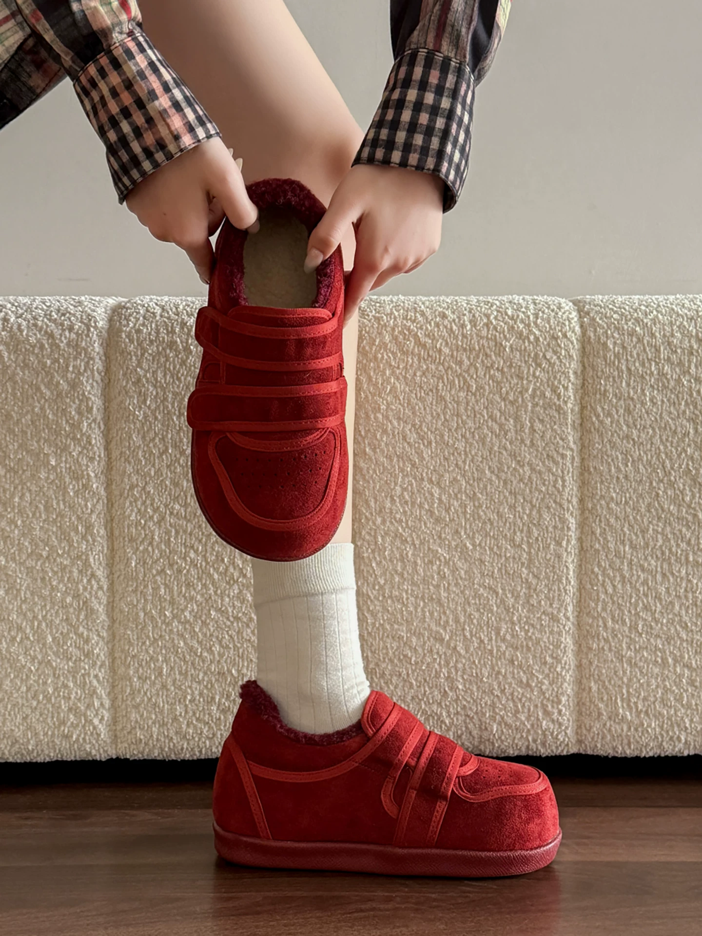 Giày cotton dày dặn giữ ấm đế cao tăng chiều cao kiểu retro dành cho nữ mùa đông 2025, đa năng, đi ngoài trời, lót lông cừu, kiểu giày tập luyện Đức