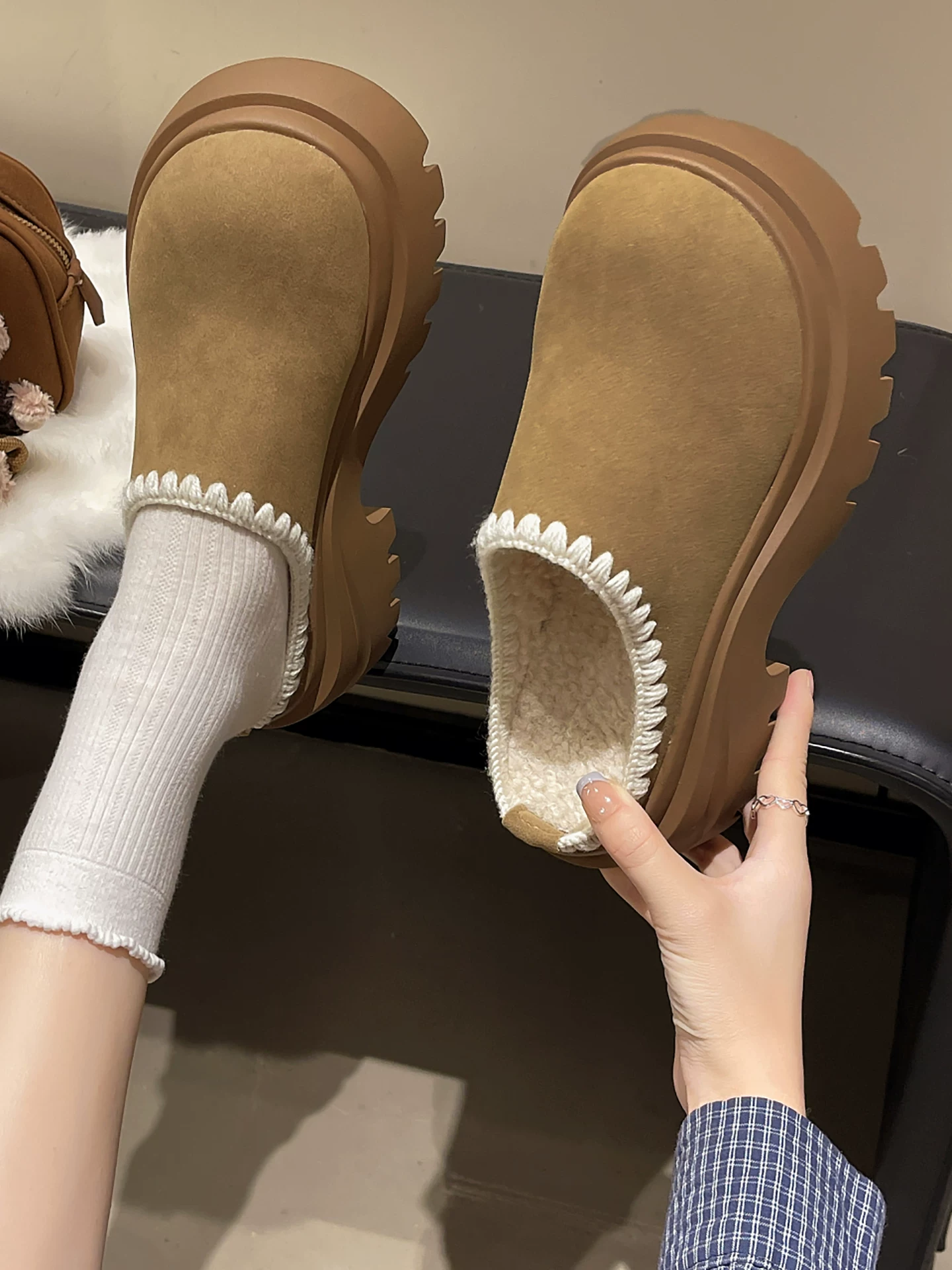 Giày Birkenstock đế dày nửa gót nhung màu vàng cổ điển dành cho nữ, dép bông giữ ấm mùa đông mới năm 2025, chống trơn trượt, bảo vệ ngón chân