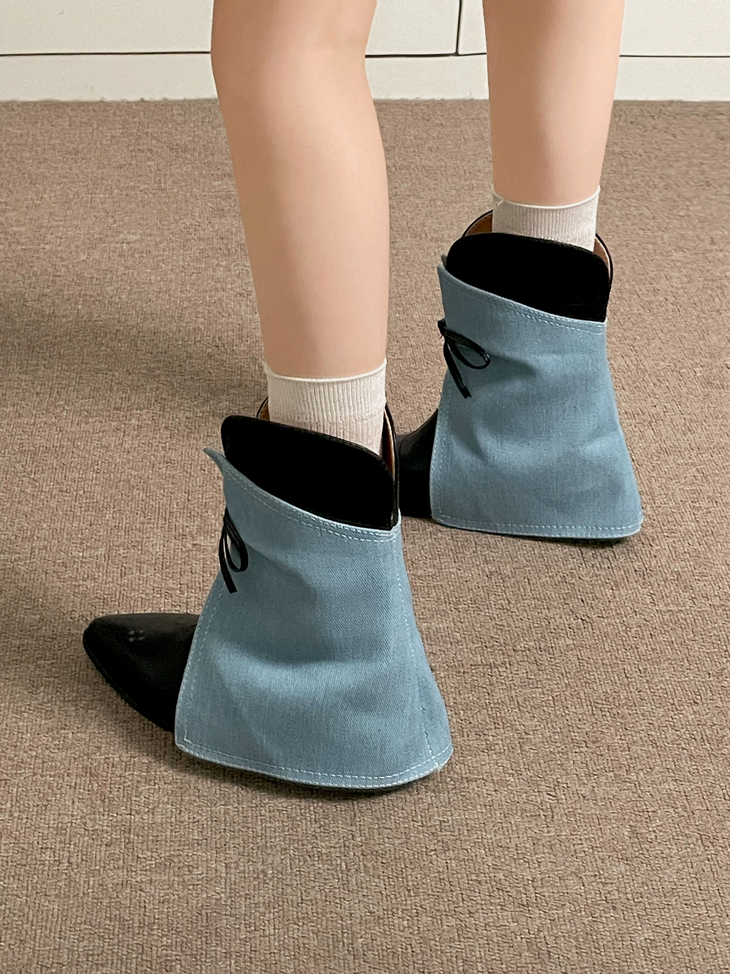 Giày bốt đế xuồng mũi nhọn đa năng dành cho nữ ở miền Nam, kiểu mới thu đông 2025, phối cùng chân váy, giày bốt cổ ngắn đế mềm tăng chiều cao phong cách retro.