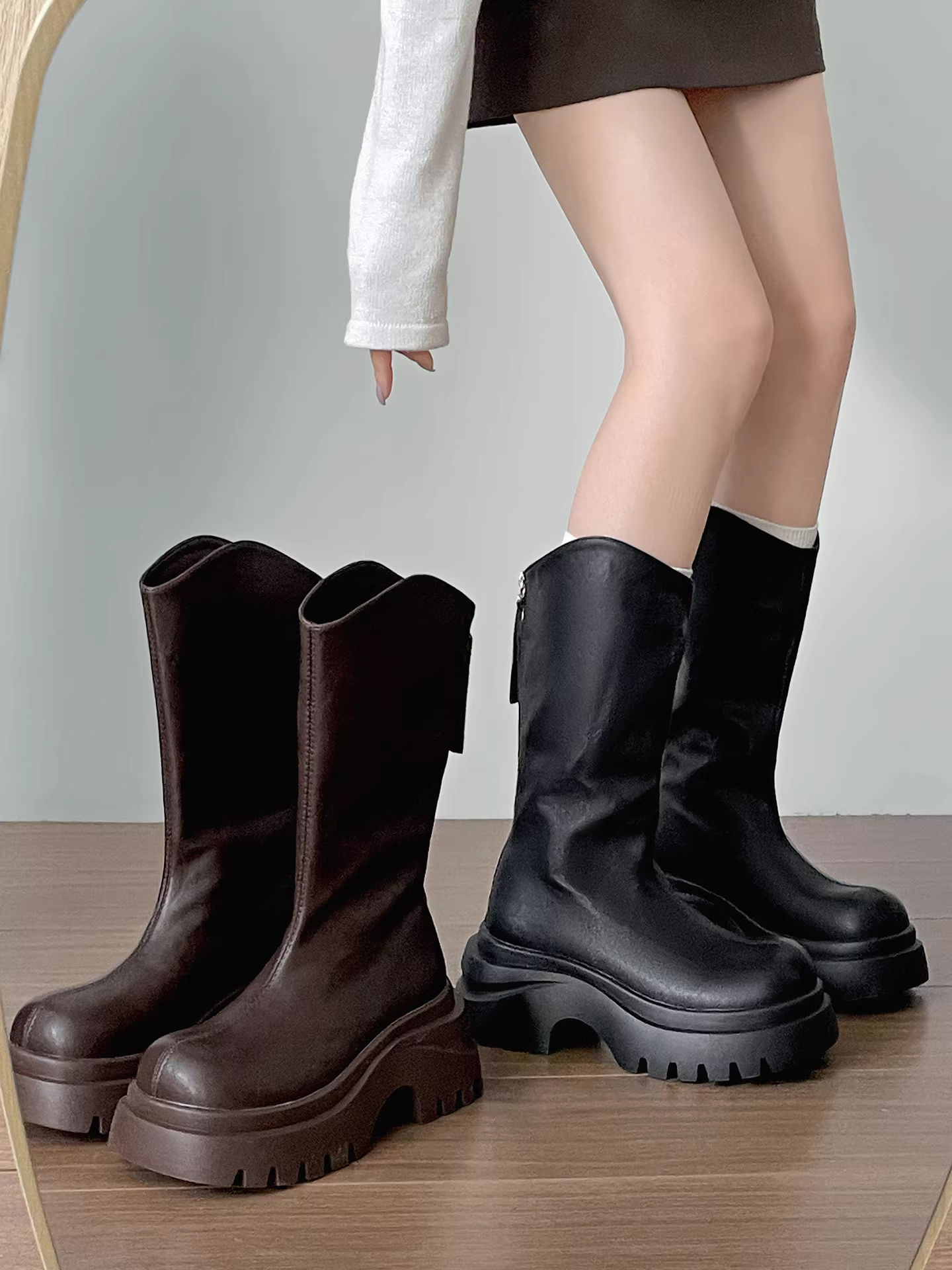 Giày bốt nữ đế dày phong cách Anh cổ điển màu đen, kiểu bốt đến giữa bắp chân, kiểu thu đông 2025 mới, giày bốt đa năng phối chân váy