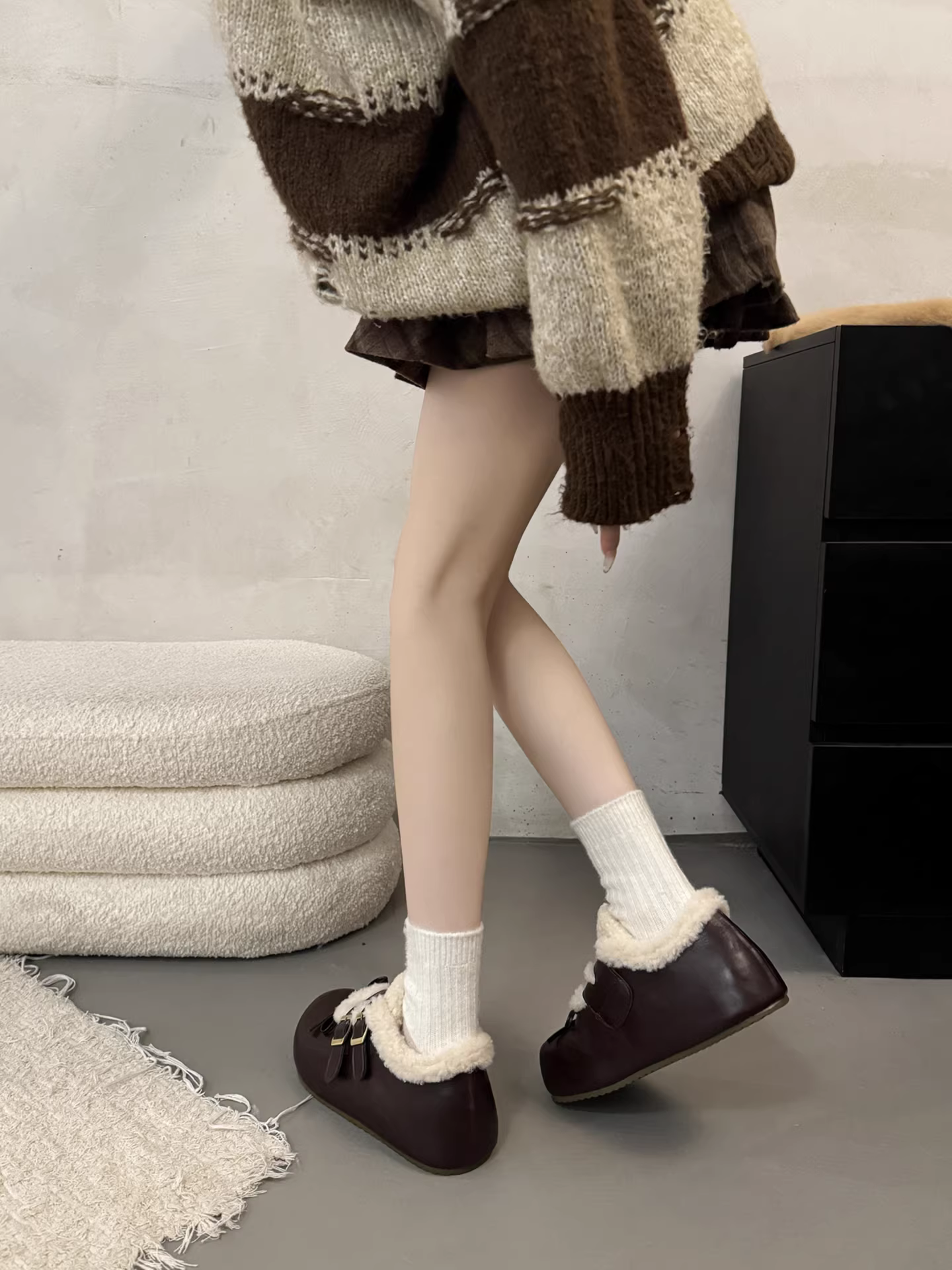 Giày bông tuyết đế dày tăng chiều cao kiểu retro đen dành cho nữ, kiểu mới mùa đông 2025, lót lông cừu, dày dặn, ấm áp, kiểu Birkenstock lông xù.