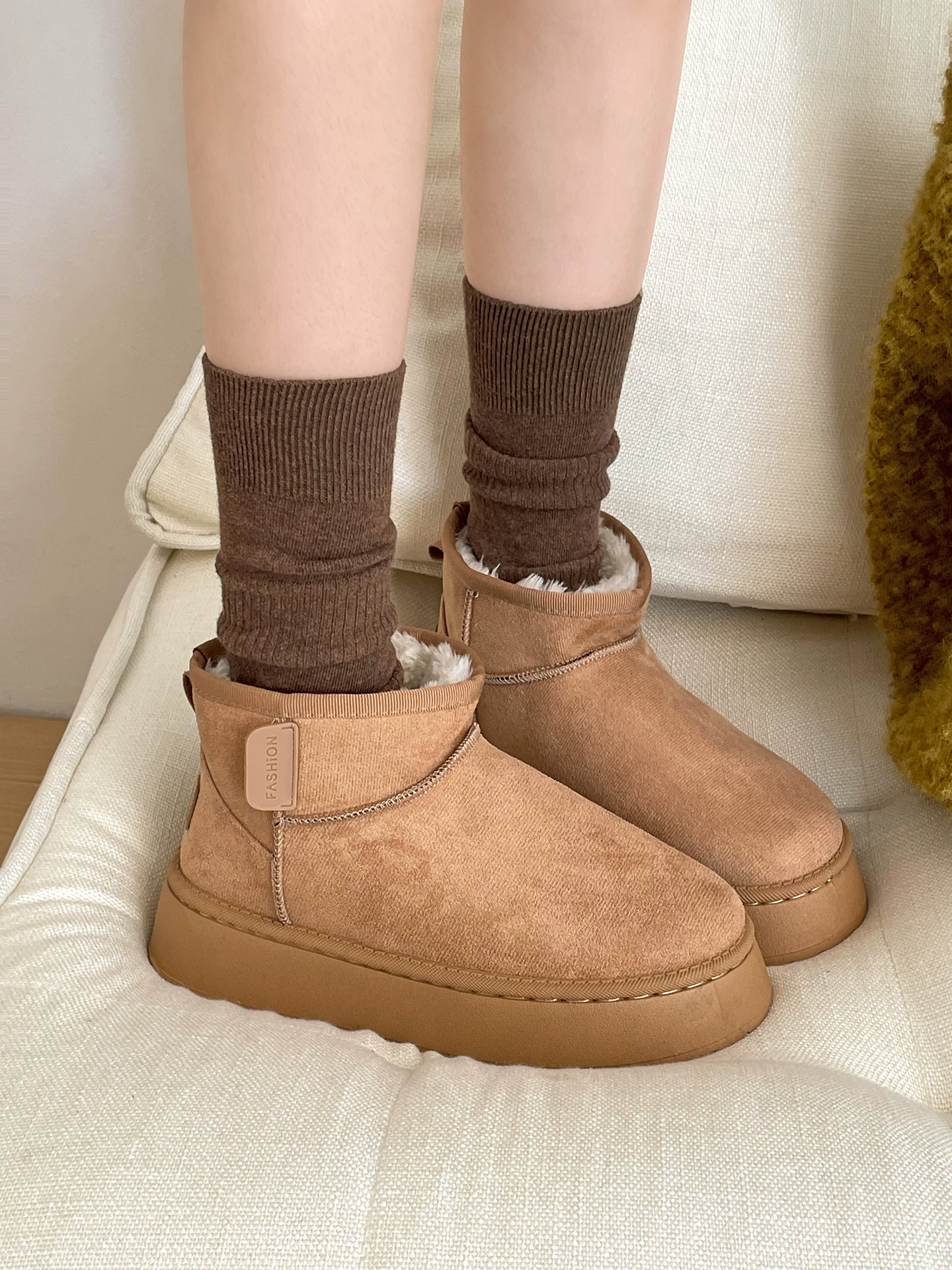 Giày bốt tuyết lót lông cừu đế dày màu trắng cổ điển Nanzai Nandong dành cho nữ, mẫu mới mùa đông 2025, giữ ấm khi đi ngoài trời, chất liệu cotton vùng Đông Bắc