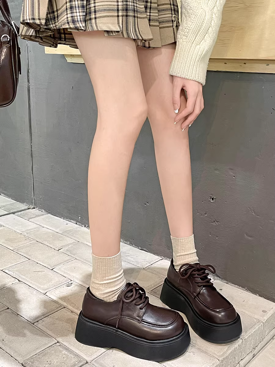 Giày da nữ đế dày tăng chiều cao kiểu retro, xu hướng mùa thu 2025, phối chân váy, kiểu Mary Jane.