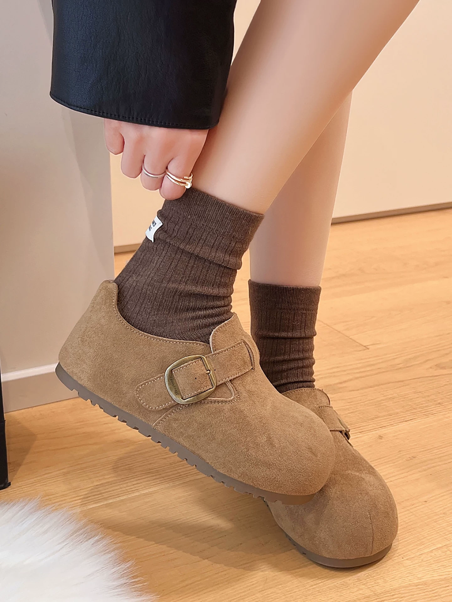 Giày Birkenstock nhung đế dày kiểu Pháp cổ điển dành cho nữ, mẫu mới mùa đông 2025, giữ ấm và dày dặn, chống trơn trượt, lót bông ấm áp