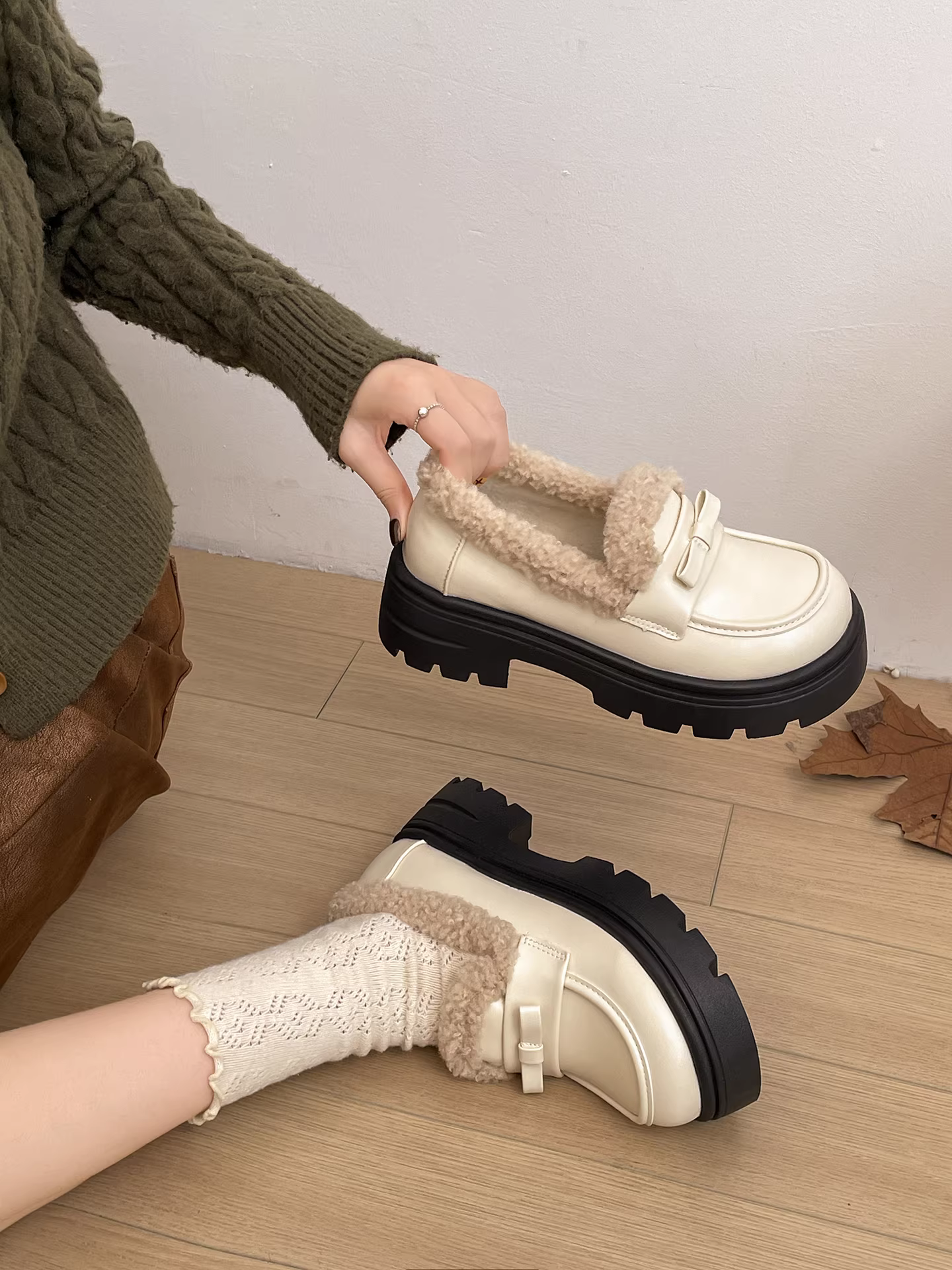 Giày da đế xuồng chunky retro đen dành cho nữ, kiểu dáng thu đông 2025 mới, tăng chiều cao, lót lông cừu, dày dặn, giày cotton giữ ấm.