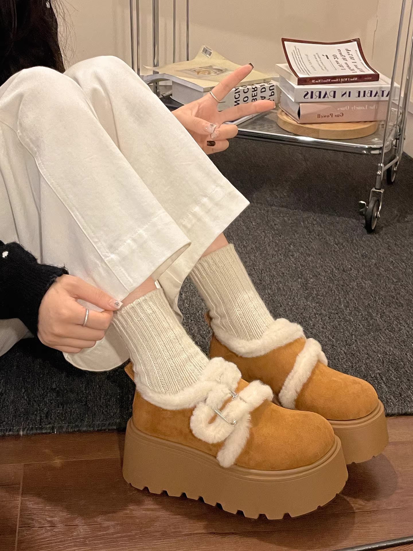 Giày Birkenstock đế dày giữ ấm lót lông cừu kiểu cổ điển dành cho nữ, giày bông lông dày giữ ấm tăng chiều cao mùa đông mới 2025.