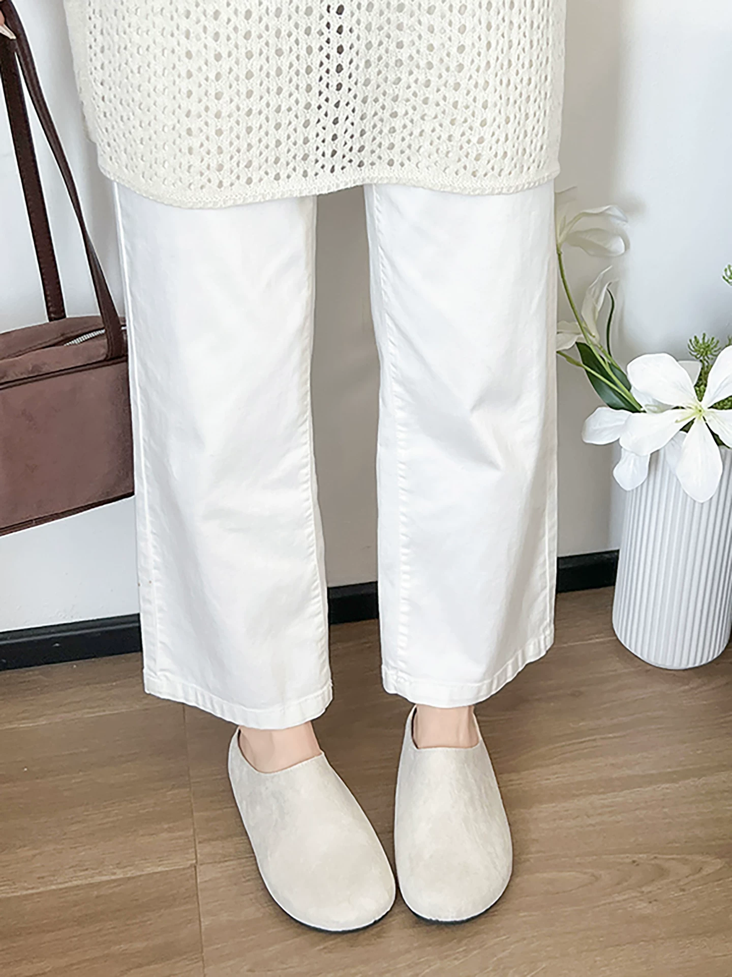 Dép đế bằng phong cách retro màu trắng có đế nâng chiều cao ẩn dành cho nữ, thích hợp để mang ngoài trời, giày Birkenstock đế mềm nửa đế kiểu mới mùa thu đông 2025.