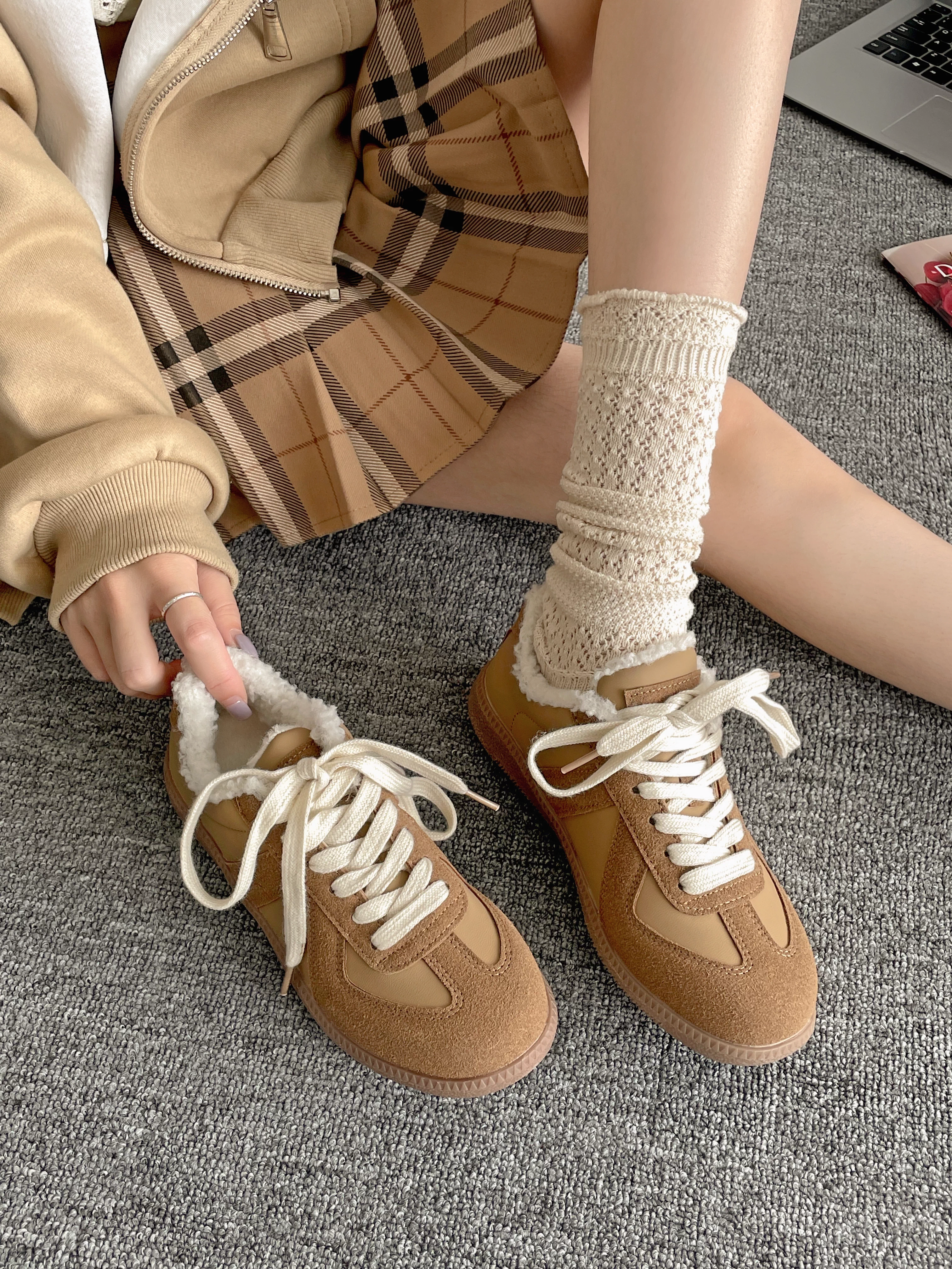 Giày thể thao nữ Nanzai đế dày lót lông cừu màu trắng, mẫu mới thu đông 2025, giữ ấm, chống trơn, chất liệu cotton, thích hợp cho vùng Đông Bắc