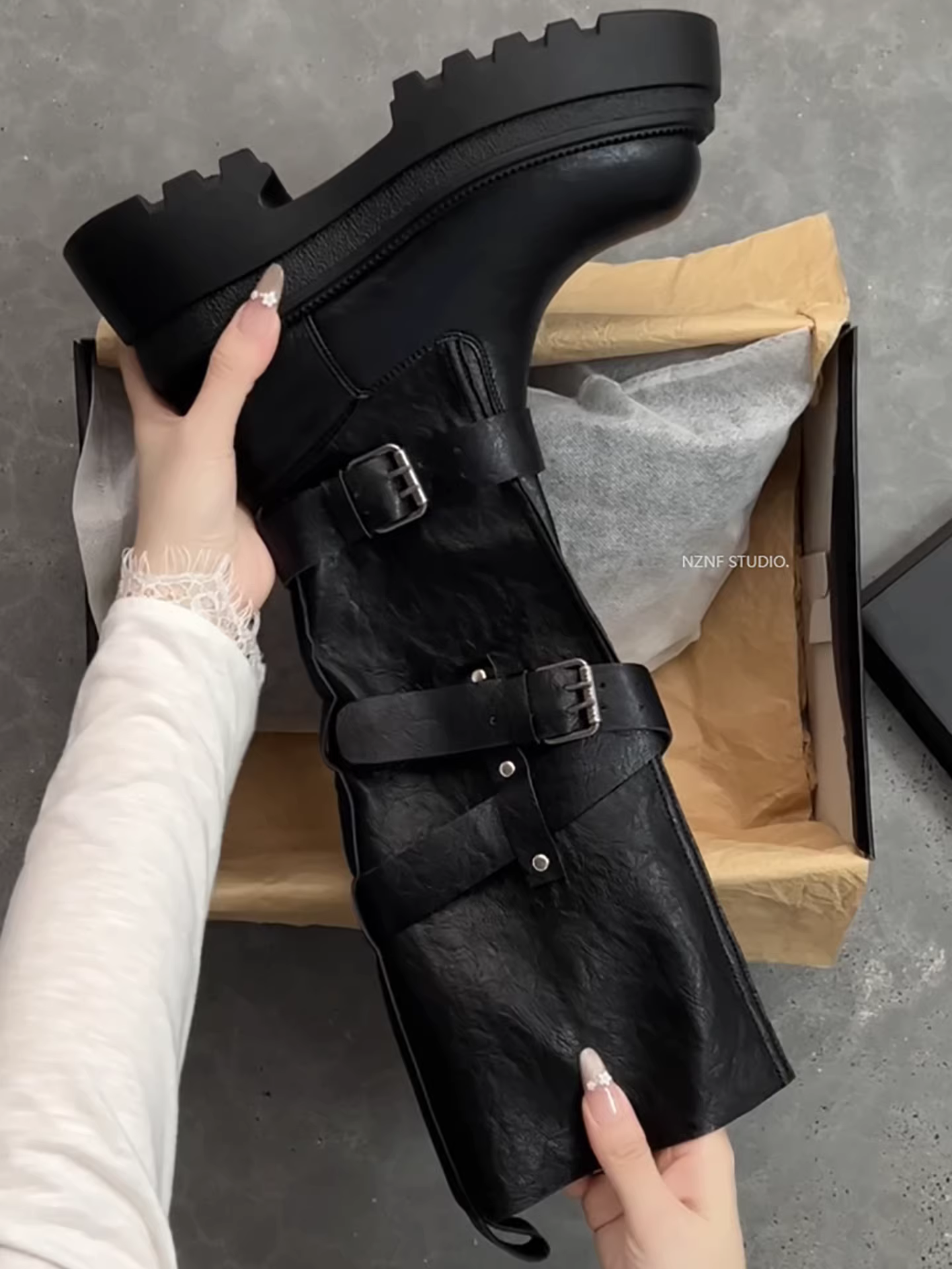 Giày bốt cao gót đế dày kiểu retro đen dành cho nữ, mẫu mới thu đông 2025, tăng chiều cao, tôn dáng.