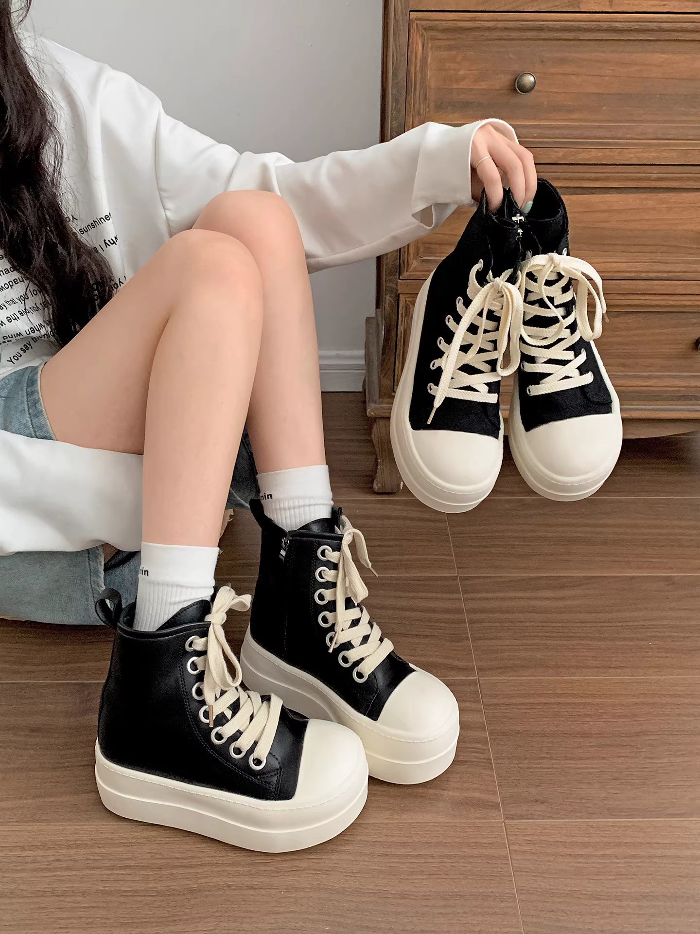 Giày vải cao cổ đế xuồng đen dành cho nữ, mẫu mới thu 2025, đa năng, tăng chiều cao, đế mềm, kiểu dáng năng động