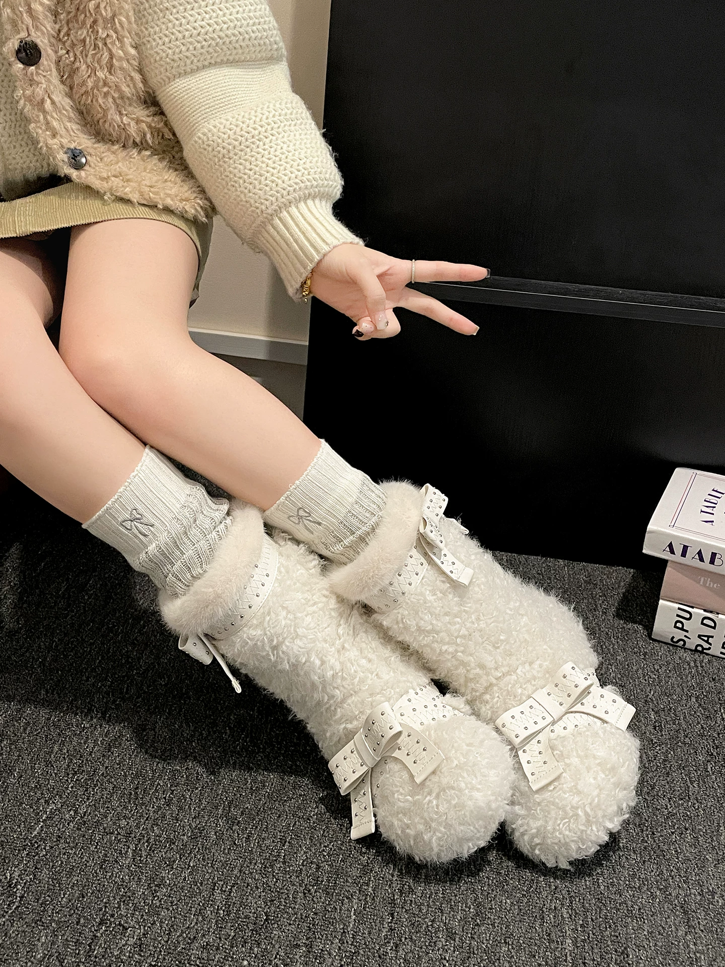 Giày bốt tuyết đế dày bằng vải nhung trắng dễ thương dành cho nữ, giày cotton lông ấm áp ngoài trời mùa đông mới năm 2025.