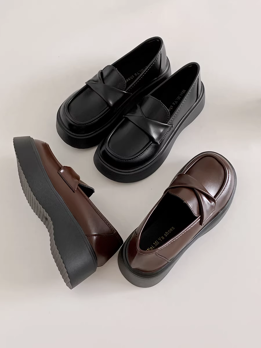 Giày da nữ đế dày phong cách retro Anh, kiểu lười, mới cho mùa thu 2025.