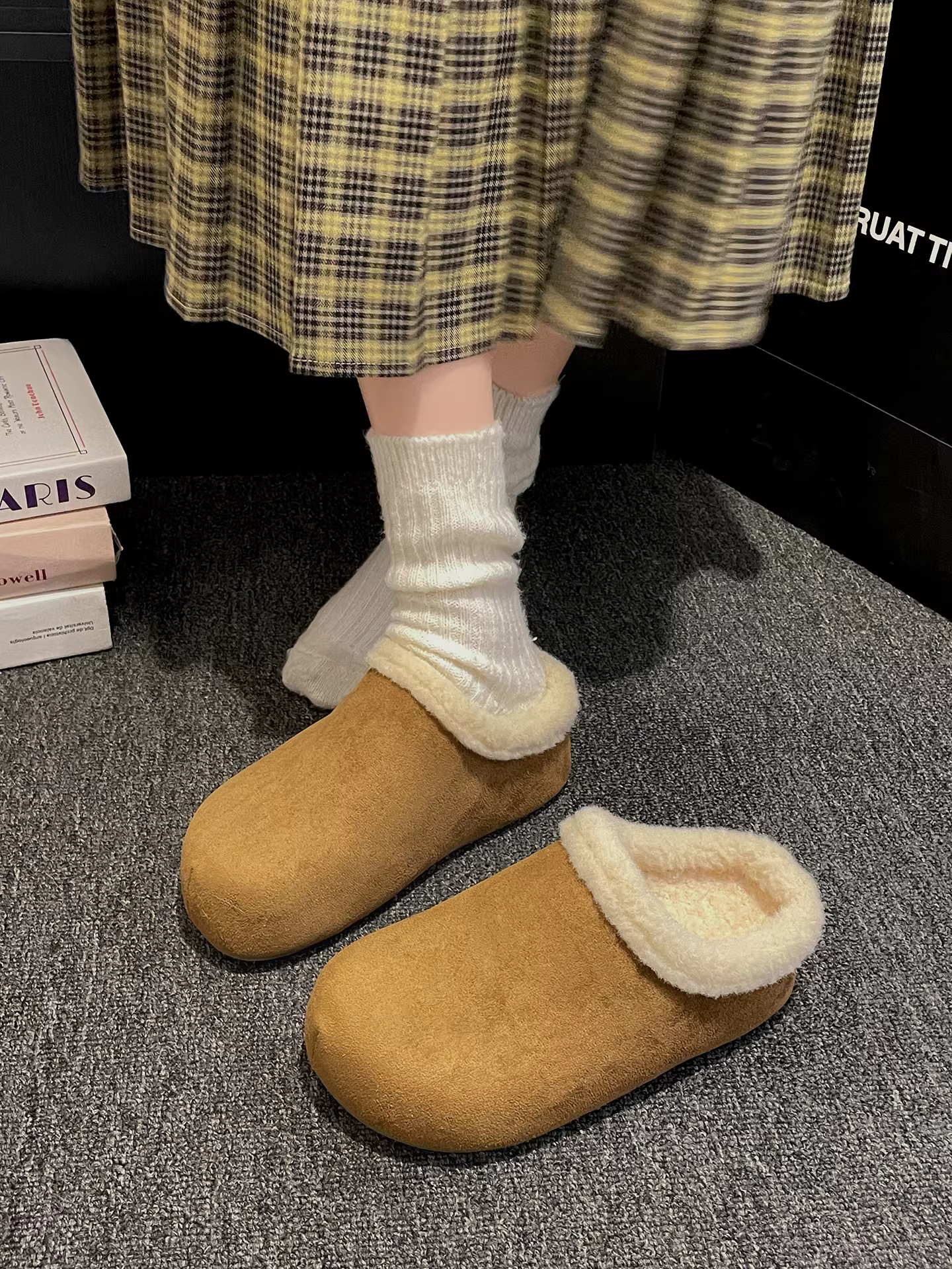 Đôi dép lê nữ kiểu Pháp cổ điển, đế dày, lót lông mềm mại, thích hợp đi ngoài trời, mẫu mới mùa đông 2025, kiểu Birkenstock, chất liệu cotton giữ ấm.