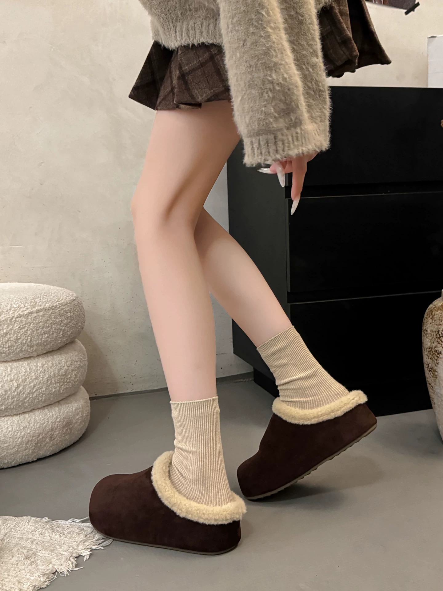 Giày dép lông cừu dày màu nâu kiểu retro đế xuồng dành cho nữ, thích hợp đi ngoài trời, dép bông kiểu Birkenstock giữ ấm mùa đông mới năm 2025.