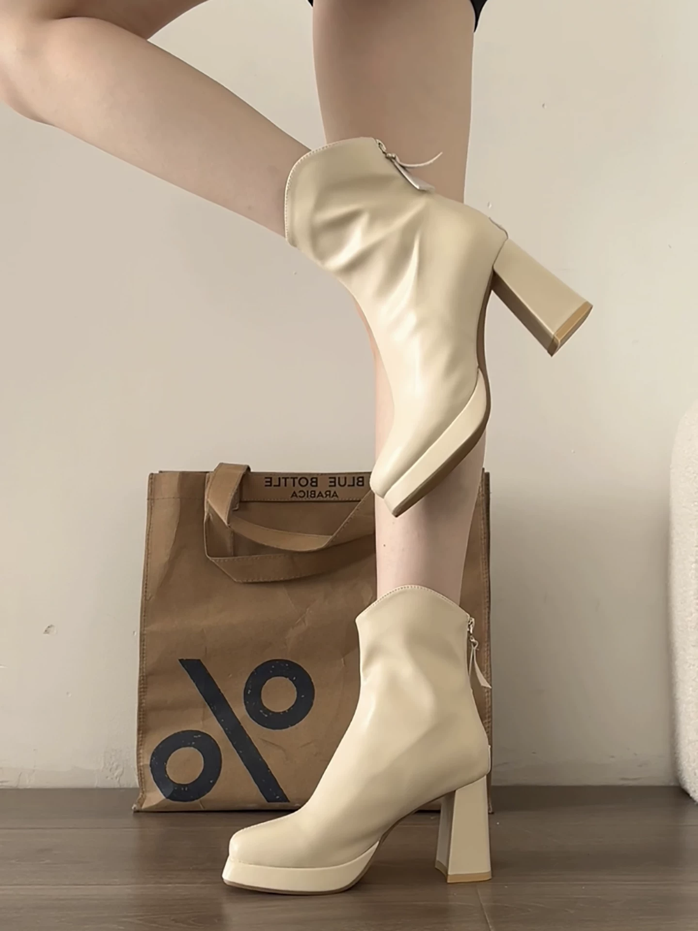 Giày bốt Martin cao gót kiểu Anh màu trắng dành cho nữ, mẫu mới thu đông 2025, đa năng, phối hợp tốt với chân váy, tăng chiều cao và giúp thon gọn, kiểu bốt ngắn.