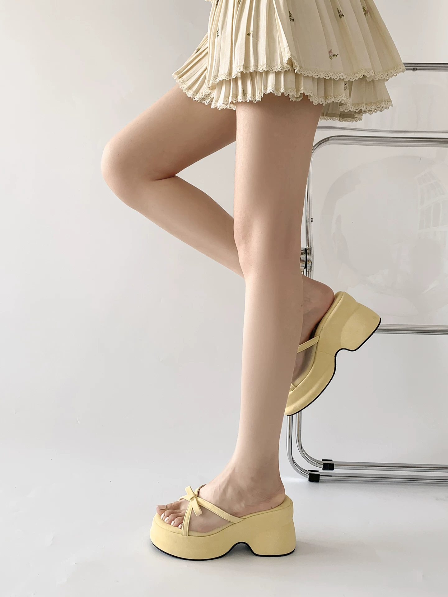 Dép nữ đế xuồng chống trơn kiểu tiên nữ màu trắng, đi ngoài trời mùa hè, kiểu mới 2025, dép sandal đế mềm kiểu Pháp tăng chiều cao.