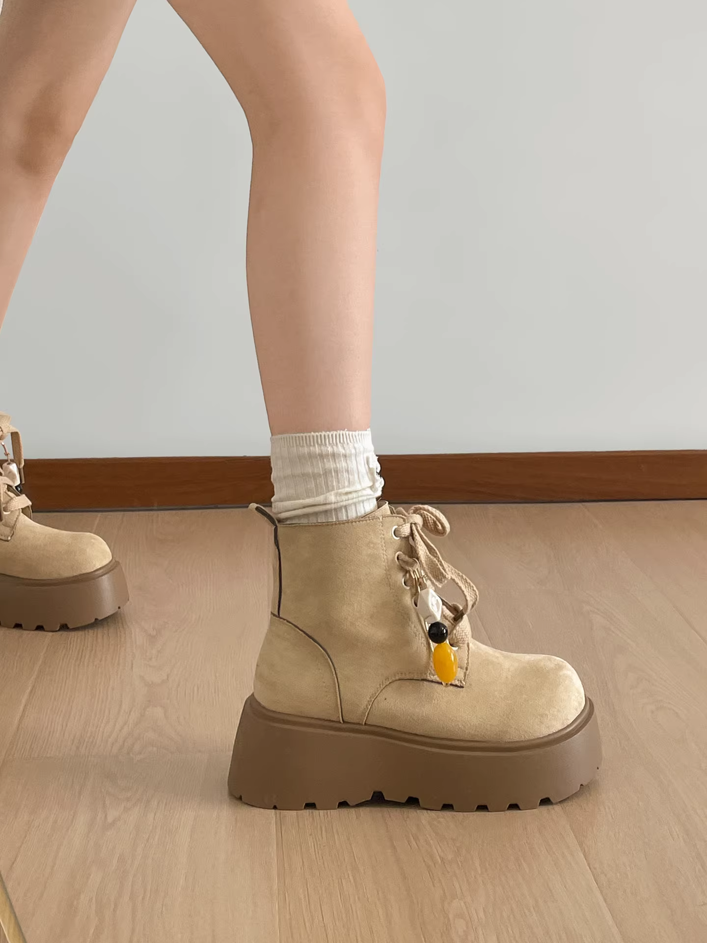 Giày bốt Martin đế dày đa năng phong cách retro dành cho nữ, kiểu dáng thu đông 2025 mới, tăng chiều cao và tôn dáng cho người nhỏ nhắn.