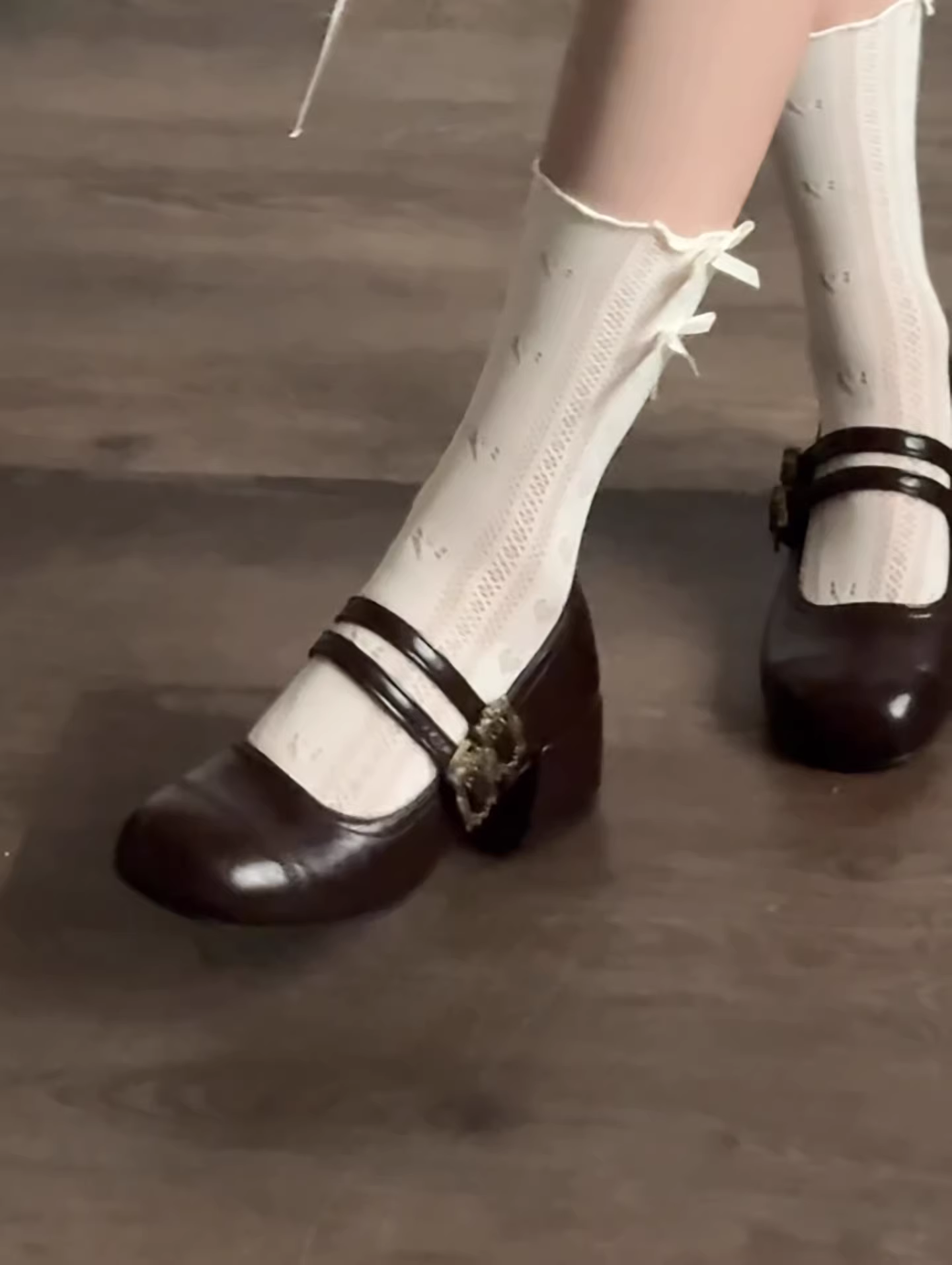 Giày nữ đế thô mũi tròn kiểu retro màu nâu, kiểu dáng mới mùa thu 2025, phối cùng chân váy, giày Mary Jane kiểu Pháp tăng chiều cao.