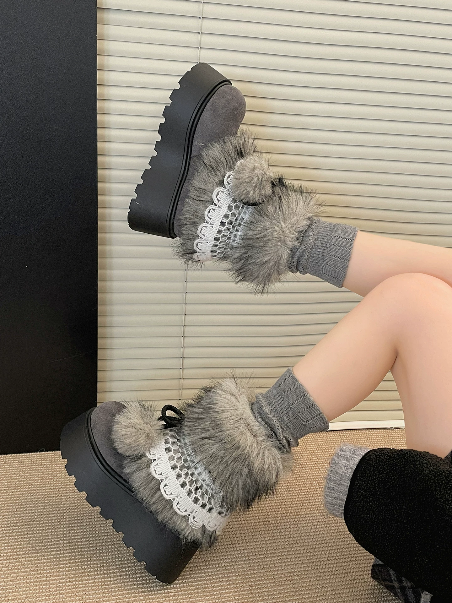 Giày bốt đi tuyết lót lông dày, đế dày giữ ấm màu xám dành cho nữ, mẫu mới mùa đông 2025, tăng chiều cao, chống trơn trượt, lót bông dày.