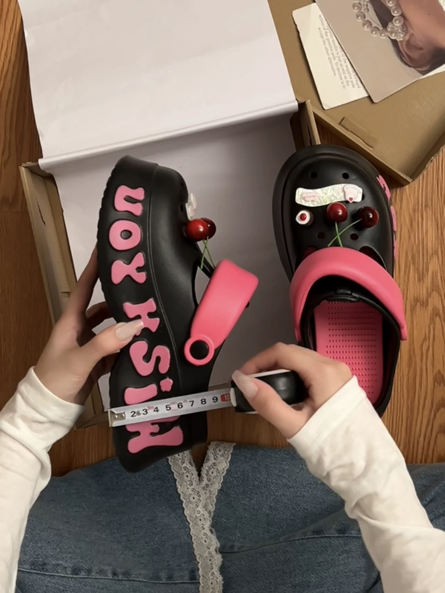 Dép clog nữ đế dày màu đen dễ thương, mẫu mới hè 2025, đi ngoài trời thoải mái, tăng chiều cao, kiểu kín mũi.