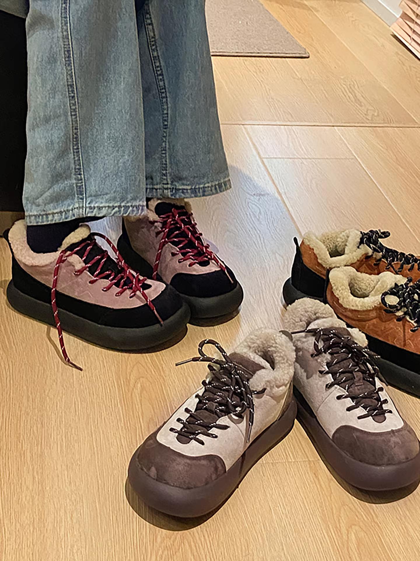 Giày bông đi tuyết đế dày, lót lông cừu, chống trơn trượt dành cho nữ, kiểu mới mùa đông 2025, đi ngoài trời, tăng chiều cao, ấm áp, giày Birkenstock lông xù.