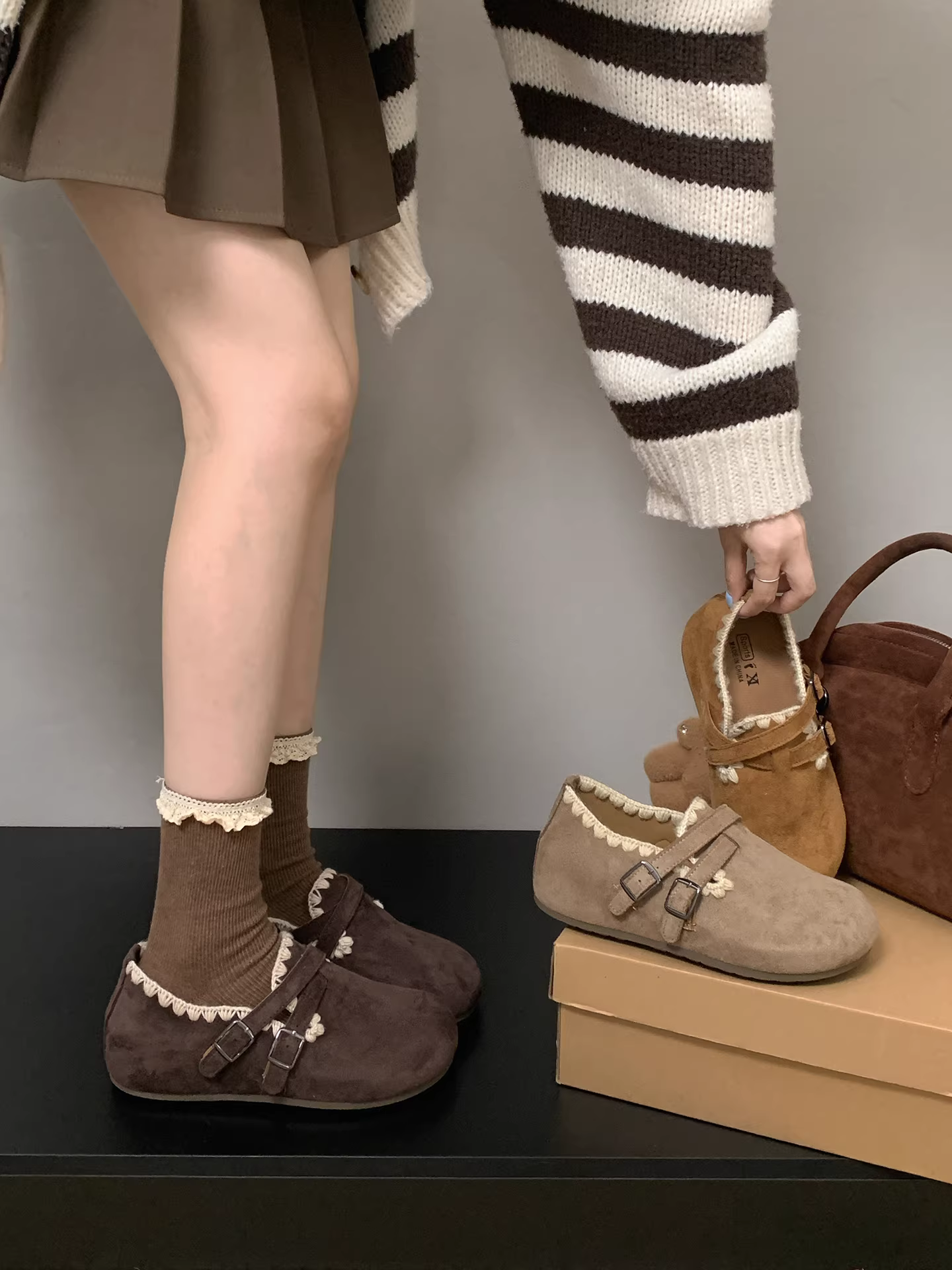 Giày Birkenstock đế dày cổ điển màu nâu dành cho nữ, kiểu thu đông 2025 mới, phối cùng chân váy, giày lót lông cừu.