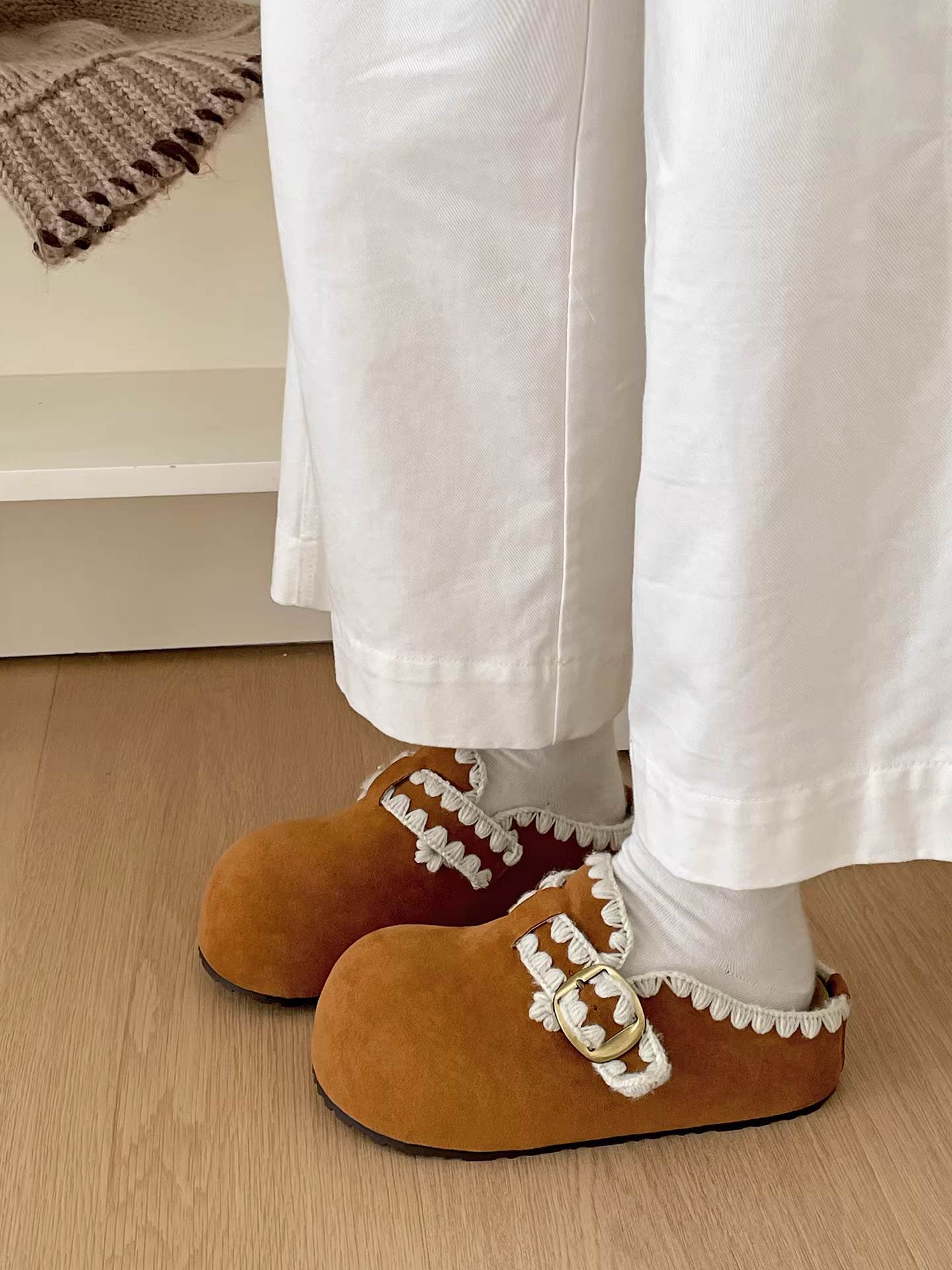 Dép lê đế dày màu nâu cổ điển dành cho nữ, kiểu dáng mùa thu mới 2025, phối chân váy và nhung, kiểu Birkenstock nửa dép.