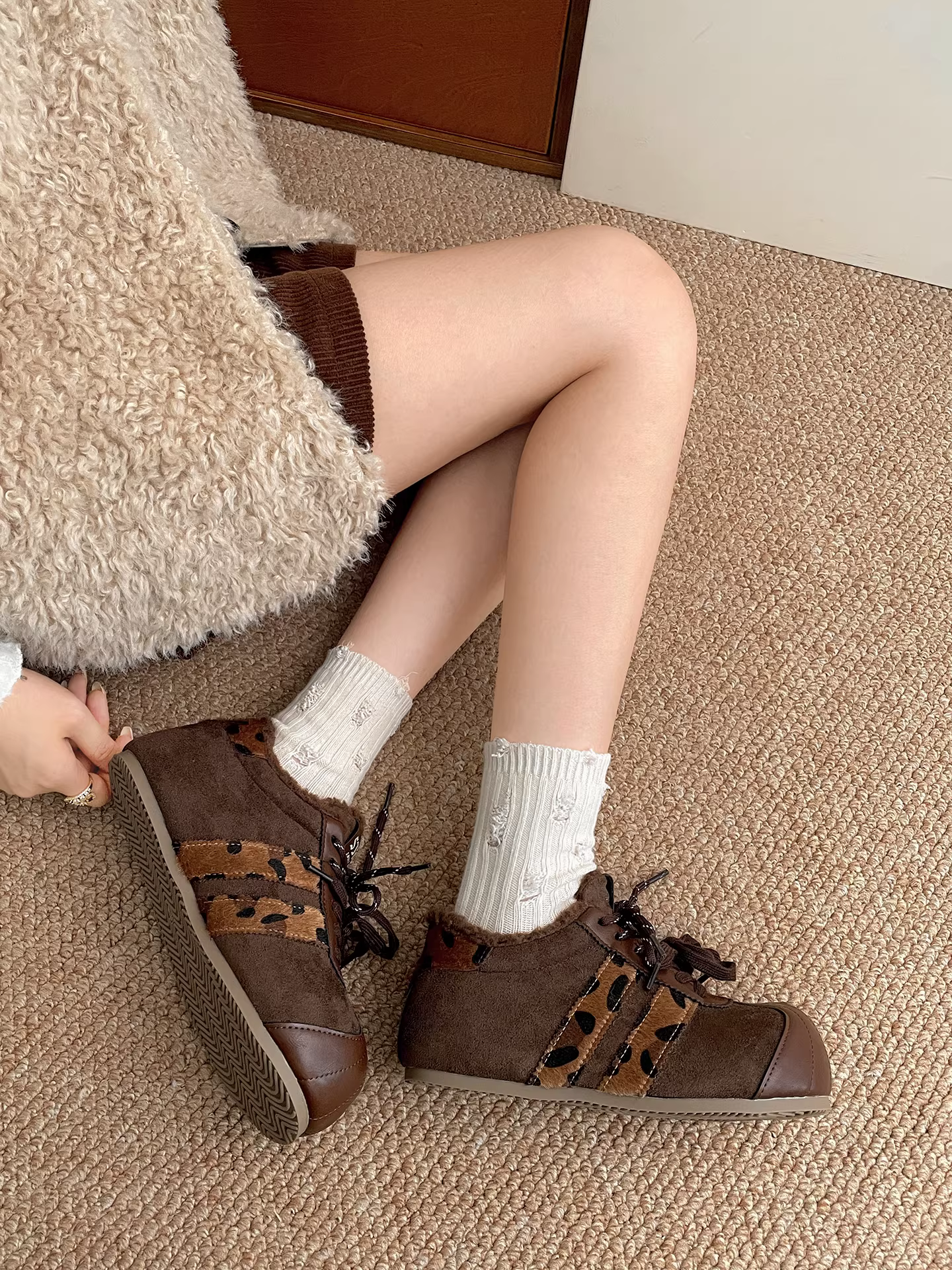 Giày cotton đi tuyết đế dày chống trượt lót lông cừu màu đen dành cho nữ, mặc ngoài trời mùa đông, kiểu dáng mới 2025, giày tập cổ điển tăng chiều cao của Đức.