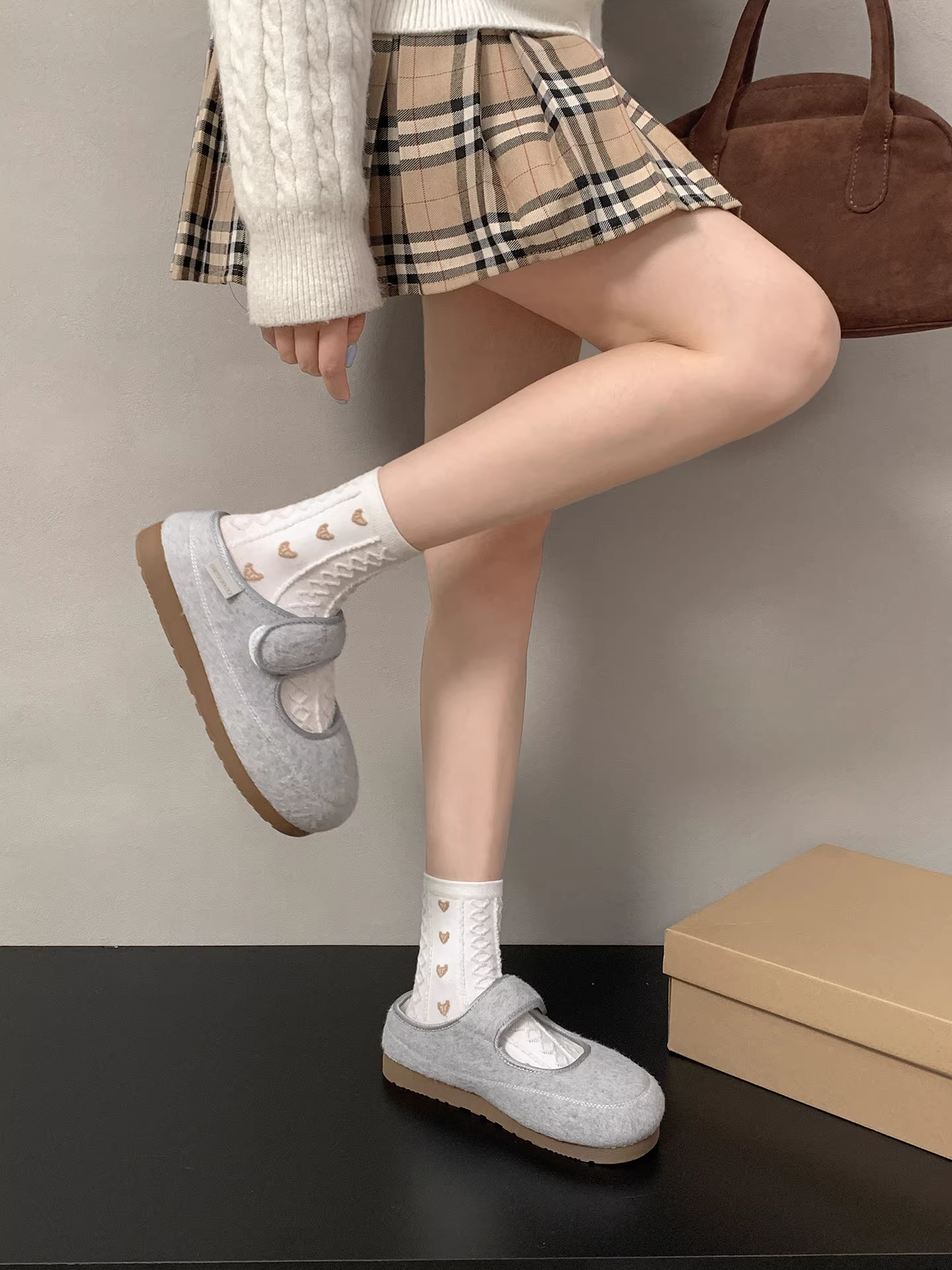 Đôi dép lê nhung đế bằng màu hồng retro, tăng chiều cao bên trong, dành cho nữ, mẫu mới mùa đông 2025, phối cùng chân váy và dép bông giữ ấm