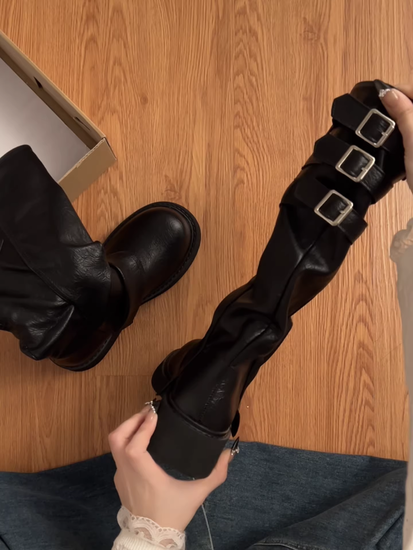 Giày bốt nữ đế dày cổ điển màu đen, kiểu dáng dài, phong cách thu đông 2025 mới, dưới đầu gối, kiểu dáng ôm dáng.