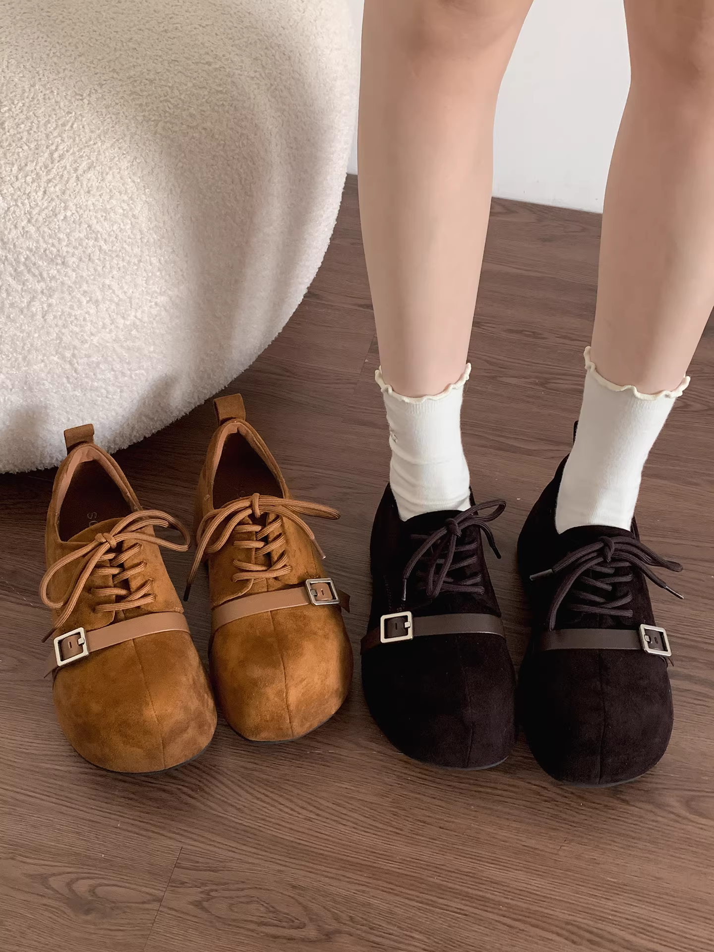 Giày Birkenstock đế dày màu nâu cổ điển, kiểu dáng kín mắt cá chân dành cho nữ, phong cách thu mới 2025, giày đế mềm phối chân váy.