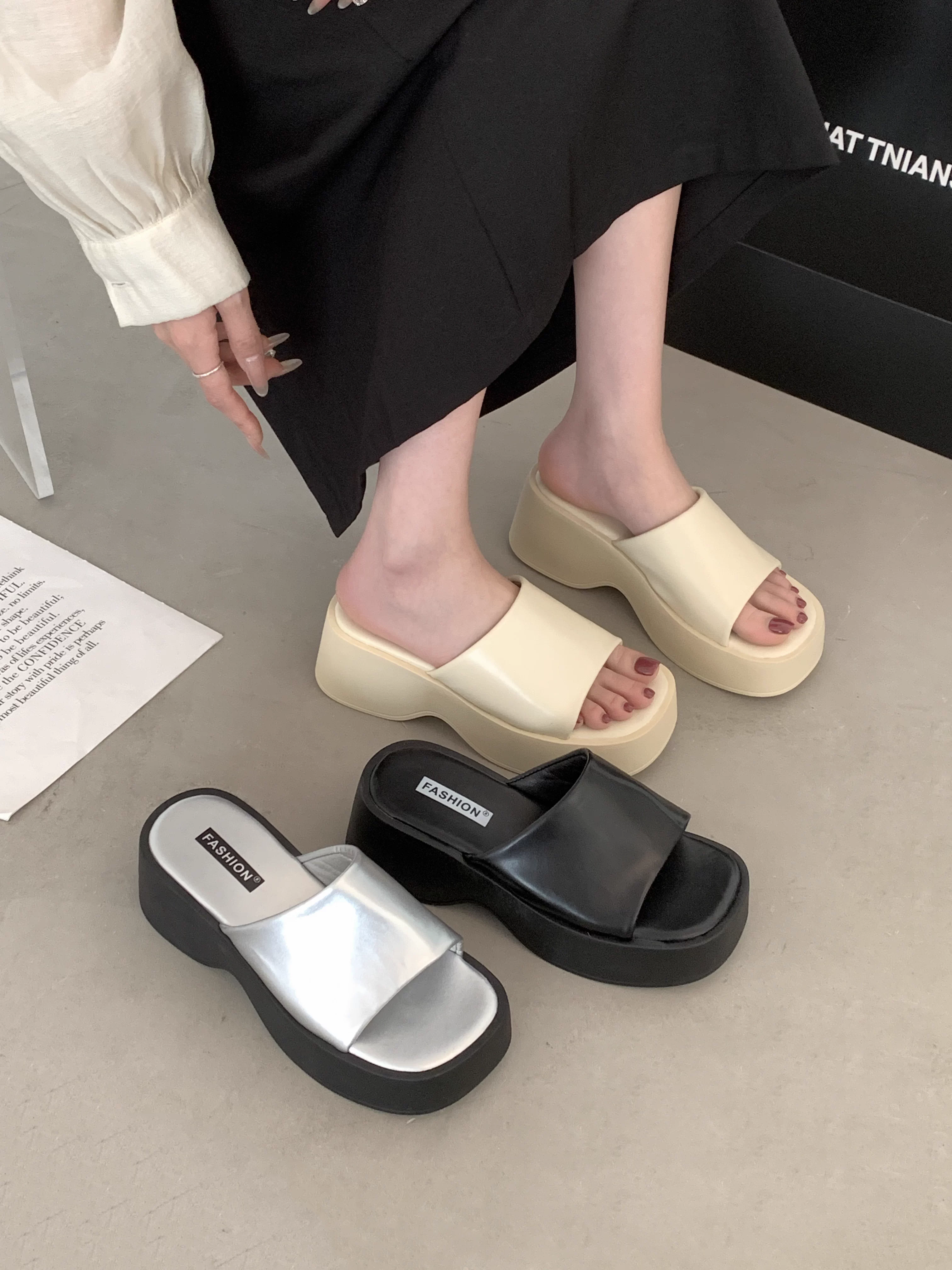 Dép xỏ ngón đế xuồng đen thời thượng cao cấp dành cho nữ, đi ngoài trời mùa hè, kiểu mới 2025, siêu hot, tăng chiều cao, chống trơn trượt.