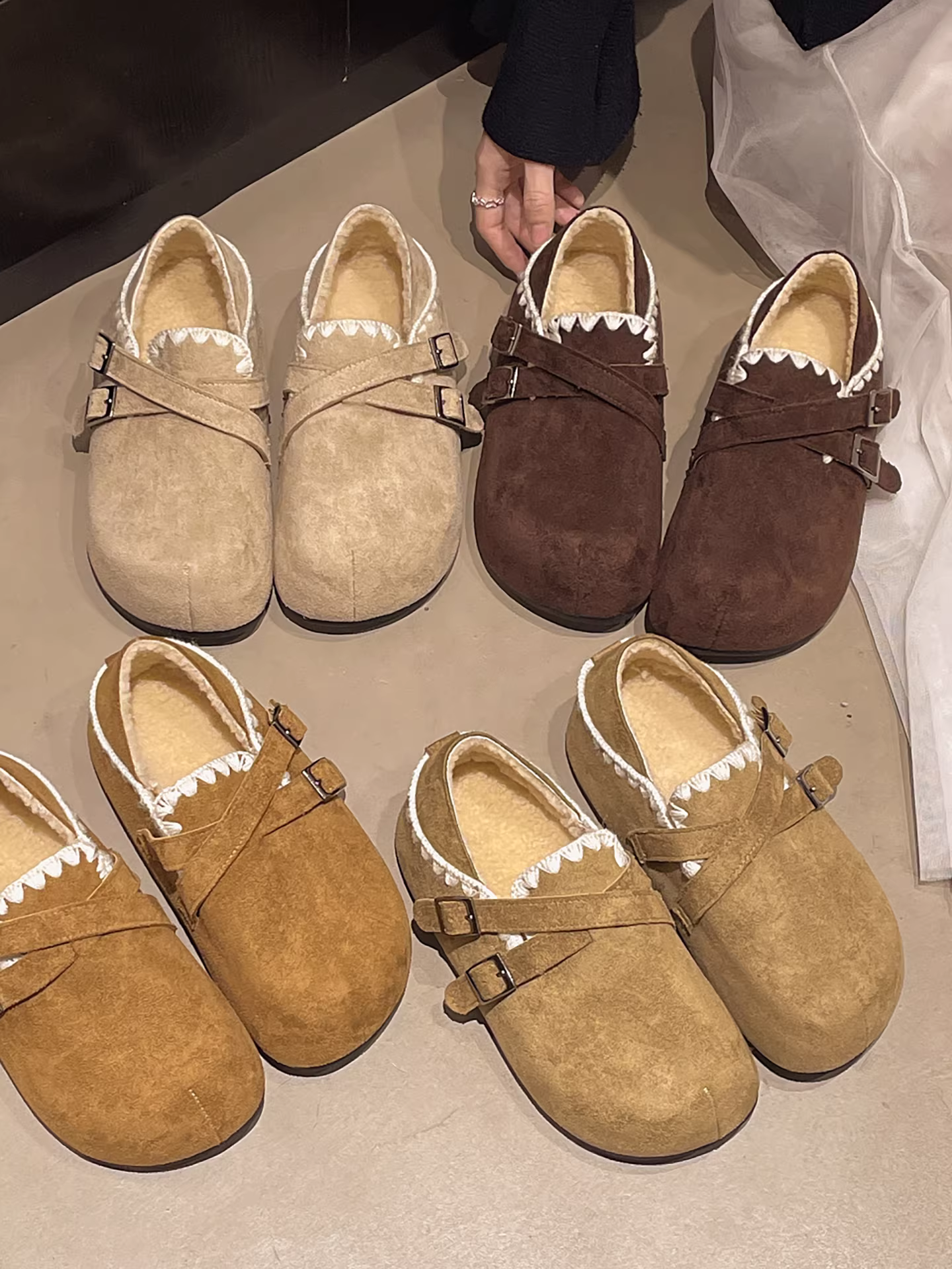 Giày Birkenstock đế dày, chất liệu nhung mềm mại, kiểu dáng retro, có thể mang hai chiều, dành cho nữ, mẫu mới mùa đông 2025, đi ngoài trời, chống trơn trượt, tăng chiều cao, giữ ấm bằng vải cotton.