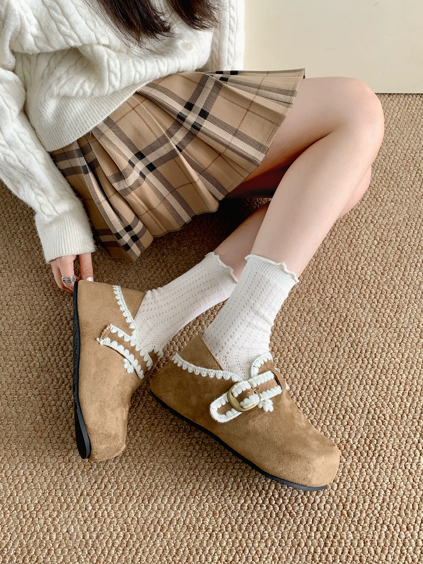 Giày Birkenstock kiểu Pháp màu nâu cổ điển dành cho nữ, mùa thu đông 2025, kiểu dáng ấm áp, lót lông cừu, chất liệu cotton.