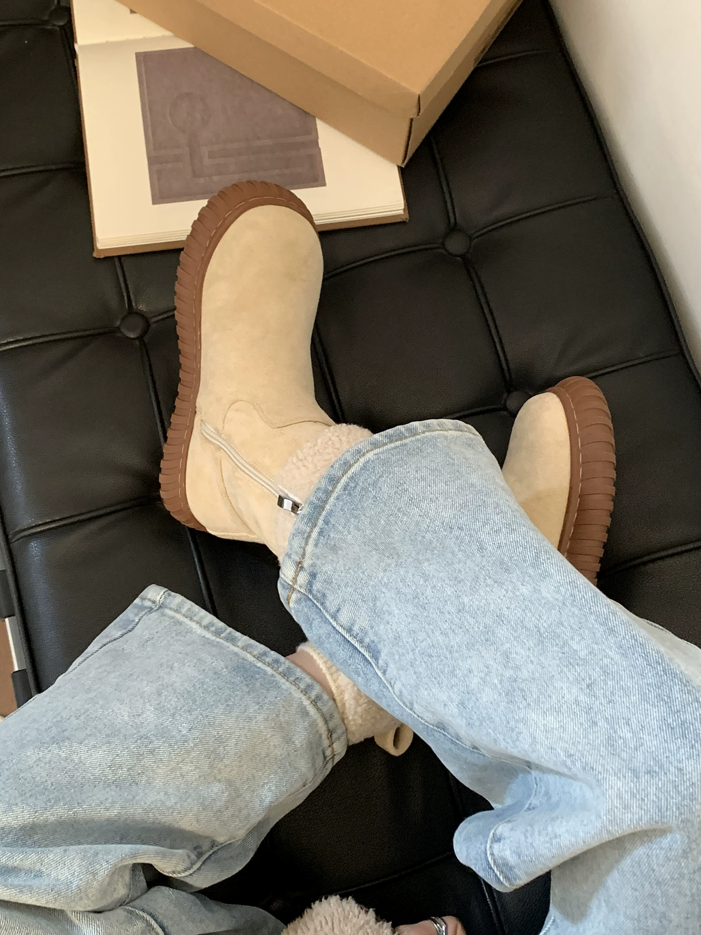 Giày bốt nữ đế dày giữ ấm màu nâu chống trơn, kiểu mới mùa đông 2025, giày bông dày lót lông cừu kiểu lười đi Đông Bắc