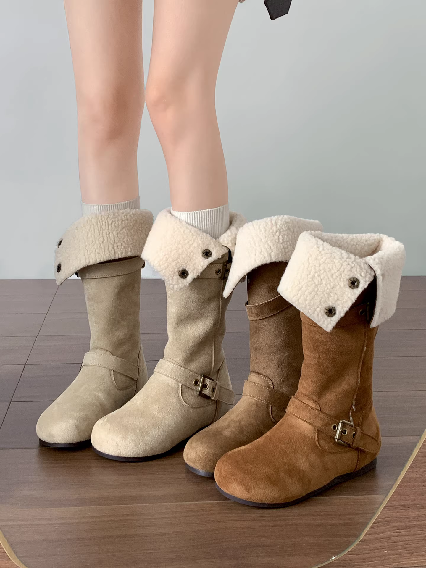 Giày bốt nữ đế dày màu nâu cổ điển, kiểu dáng dài, mùa thu đông 2025 mới, ấm áp và thon gọn, kiểu Birkenstock, lót lông cừu, đi được khi trời tuyết.