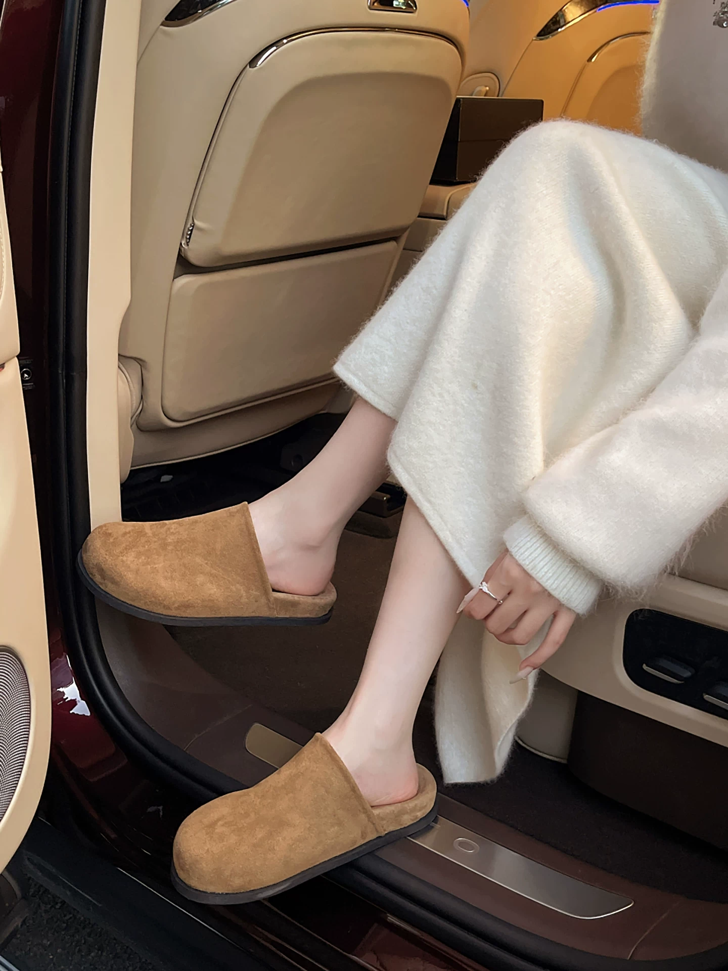 Dép nữ đế dày chống trơn, kiểu cổ điển nổi tiếng trên mạng, kiểu mới mùa thu 2025, thích hợp phối cùng váy, kiểu dép nửa kín kiểu Birkenstock.