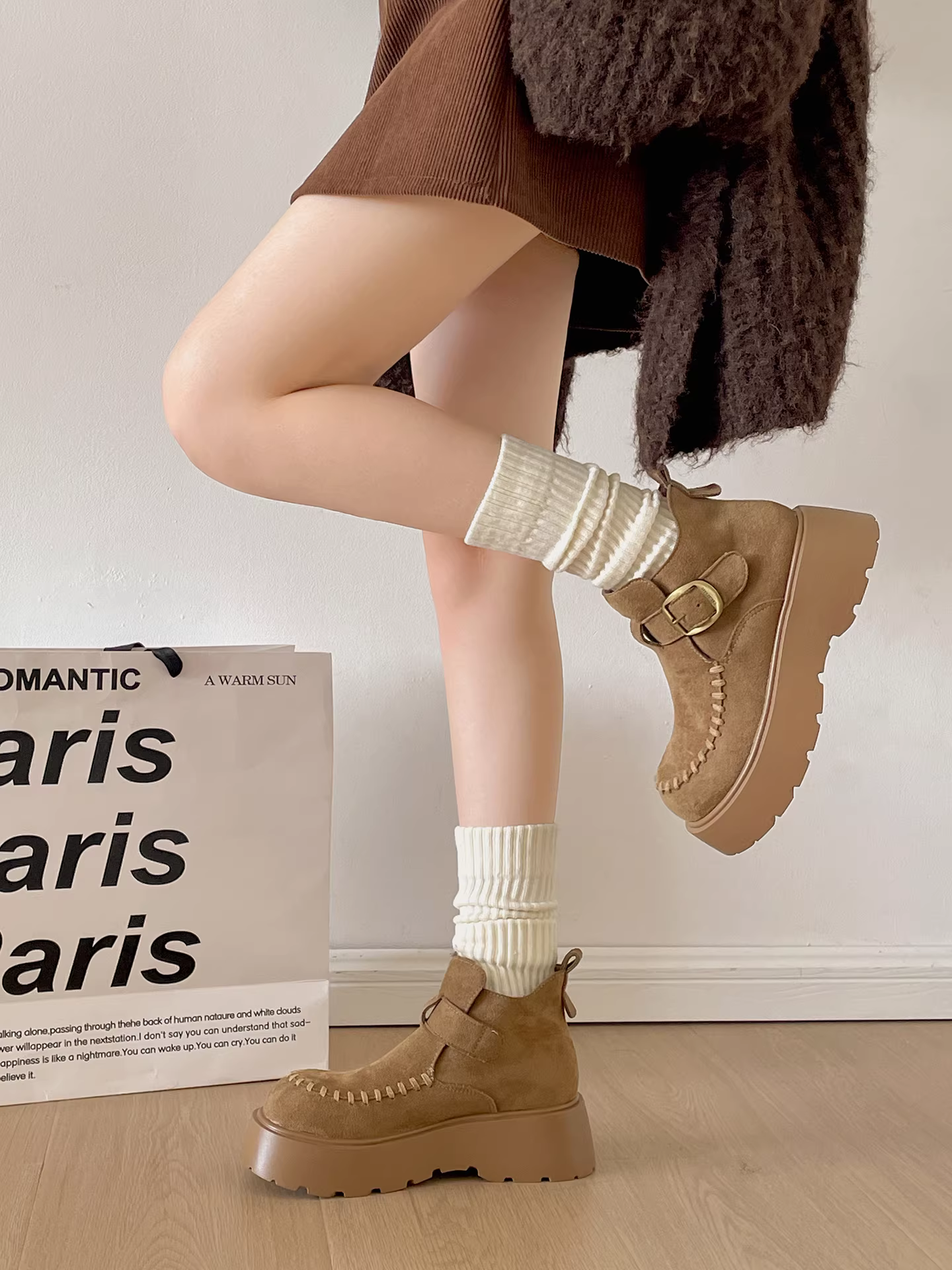 Giày bốt Martin đế dày màu nâu cổ điển dành cho nữ, kiểu dáng mới Thu/Đông 2025, kiểu dáng ôm chân, tăng chiều cao, kiểu Birkenstock.