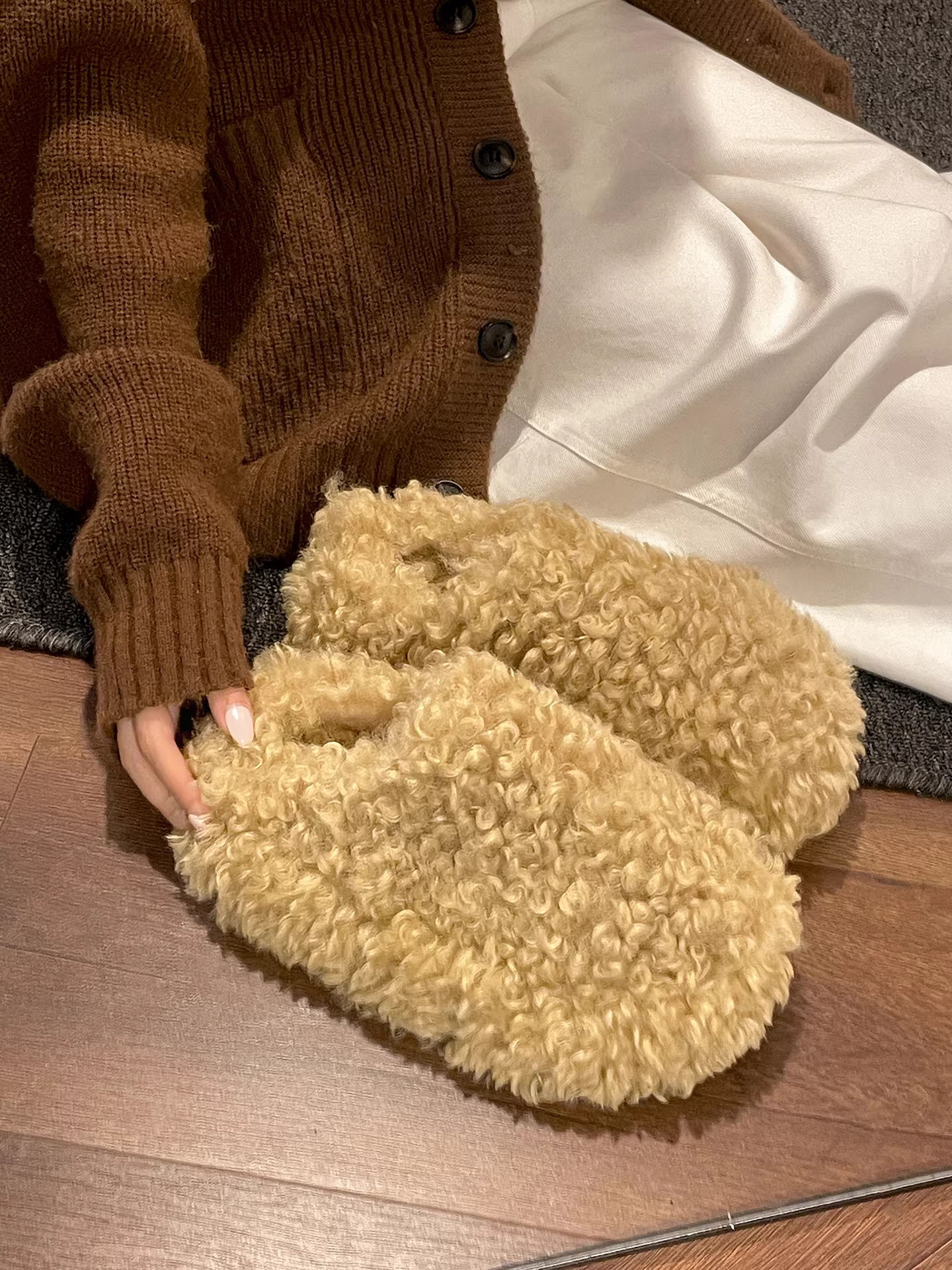 Dép lông dày đế cao phong cách retro Nam Trung Quốc dành cho nữ, đi ngoài trời, dép bông ấm mùa thu đông 2025 mới.