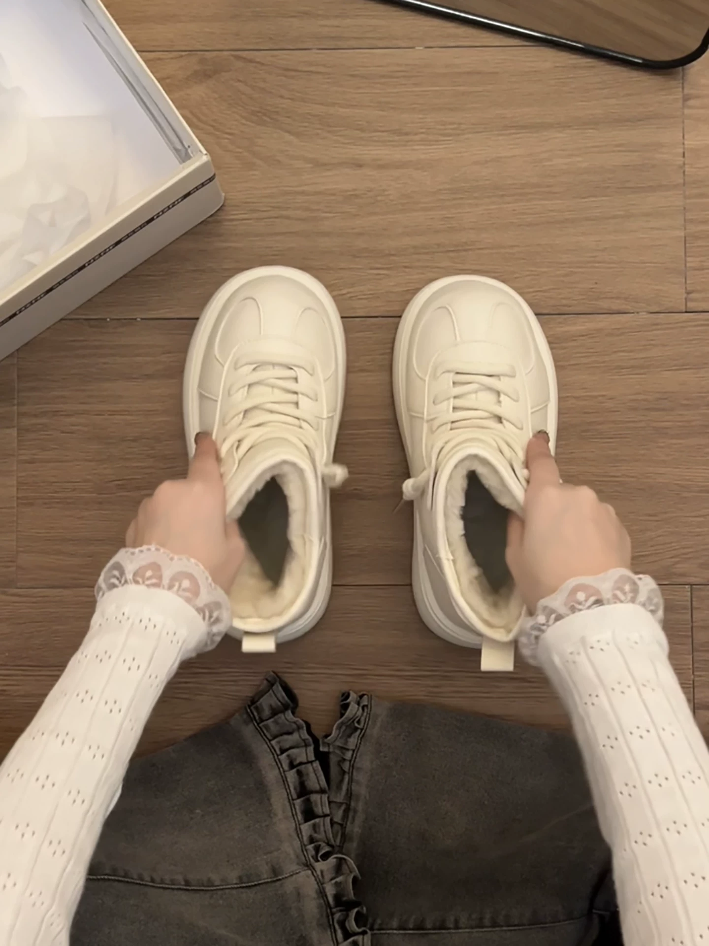 Giày bốt tuyết nữ đế dày lót lông cừu phong cách retro màu trắng Đông Bắc, mẫu mới mùa đông 2025, giữ ấm, tăng chiều cao, dày dặn, đi ngoài trời