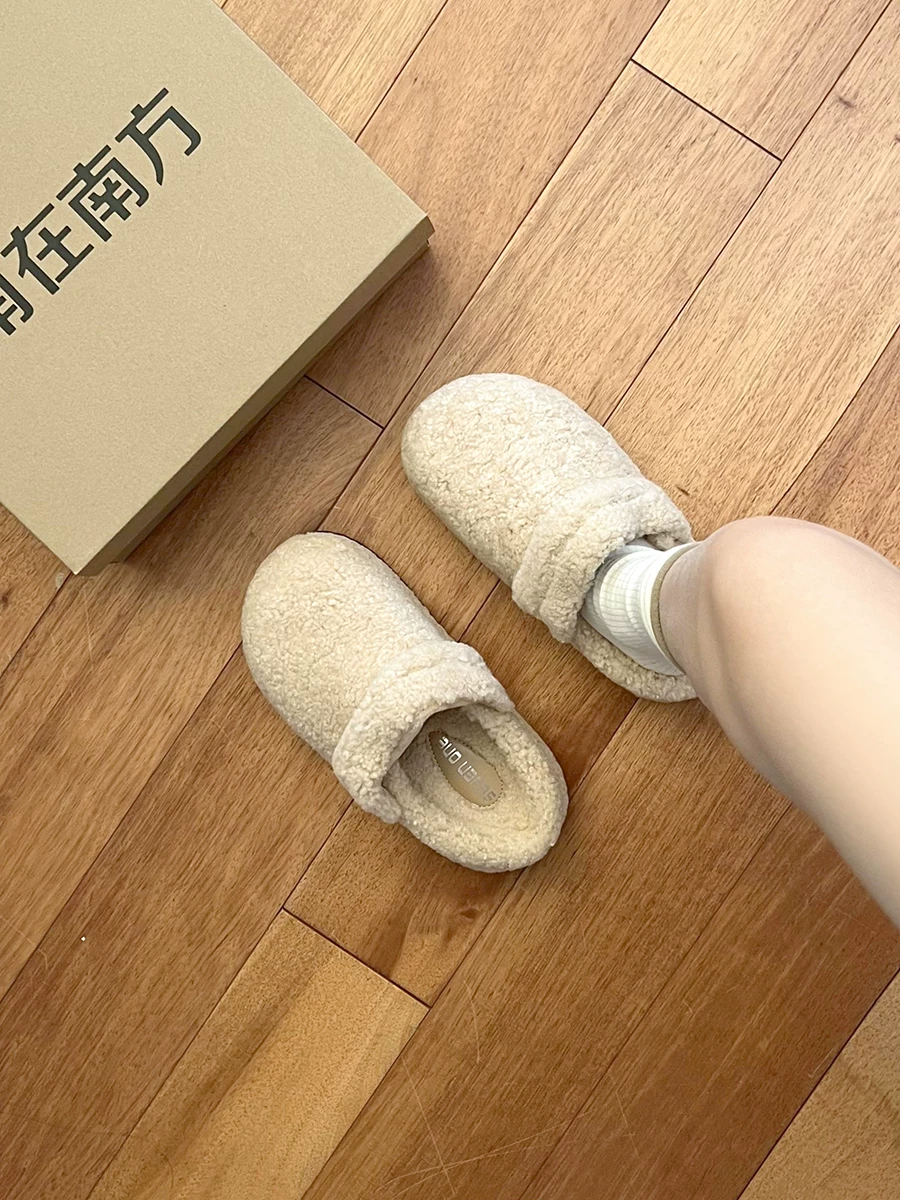 Giày dép lông dày đế dày màu trắng dành cho nữ, thích hợp để mang ngoài trời, kiểu dáng thu đông mới 2025, lót lông cừu, ấm áp, kiểu Birkenstock, chất liệu cotton.