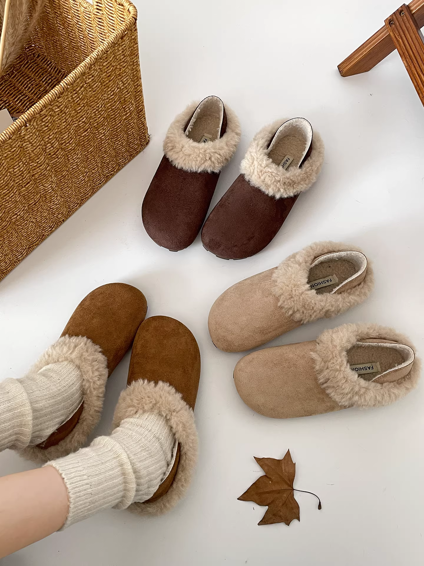 Giày nữ kiểu Birkenstock đế dày lót lông màu nâu, mùa đông 2025, kiểu retro mới, tăng chiều cao, giữ ấm, chất liệu bông lông mềm mại.