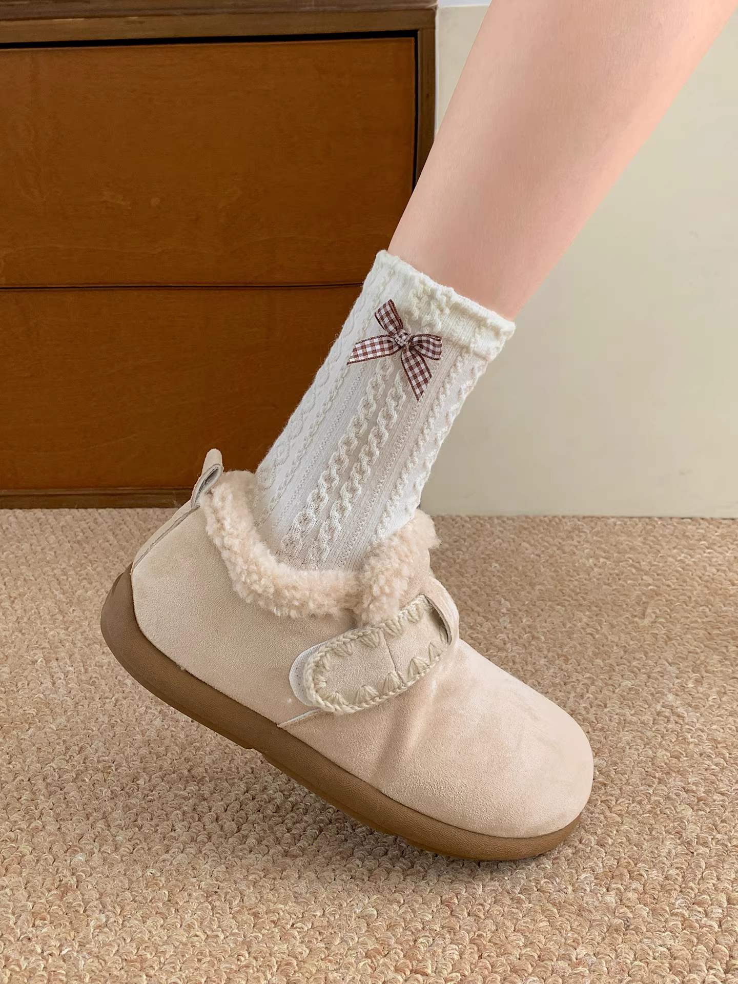 Giày bốt nữ đế dày lót lông cừu giữ ấm mùa đông 2025 kiểu mới, tăng chiều cao và giữ ấm kiểu Birkenstock.