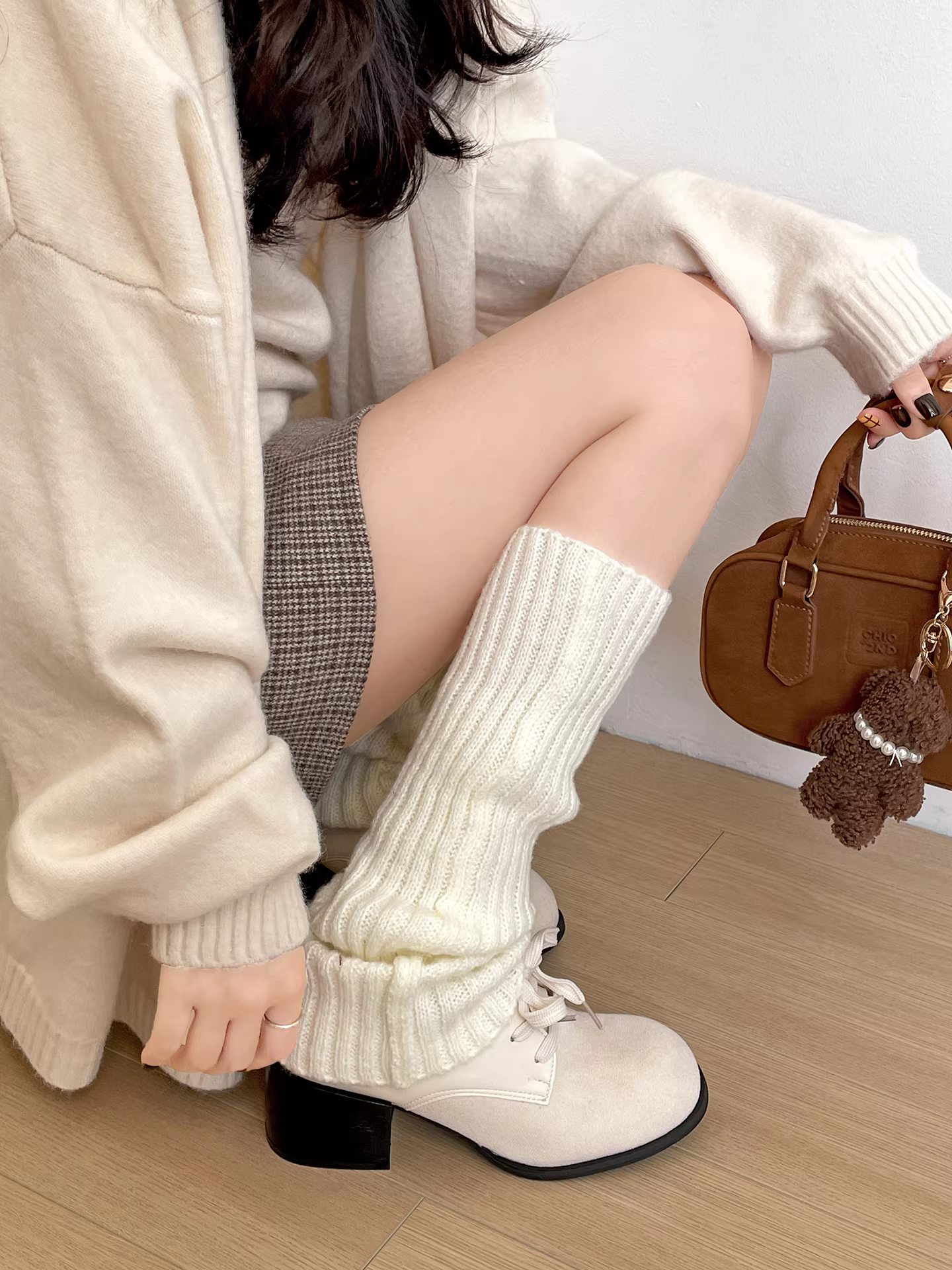 Giày da cao gót chunky kiểu Anh cổ điển màu trắng dành cho nữ, mẫu thu đông 2025 mới, đa năng và tăng chiều cao, phù hợp phối cùng chân váy.