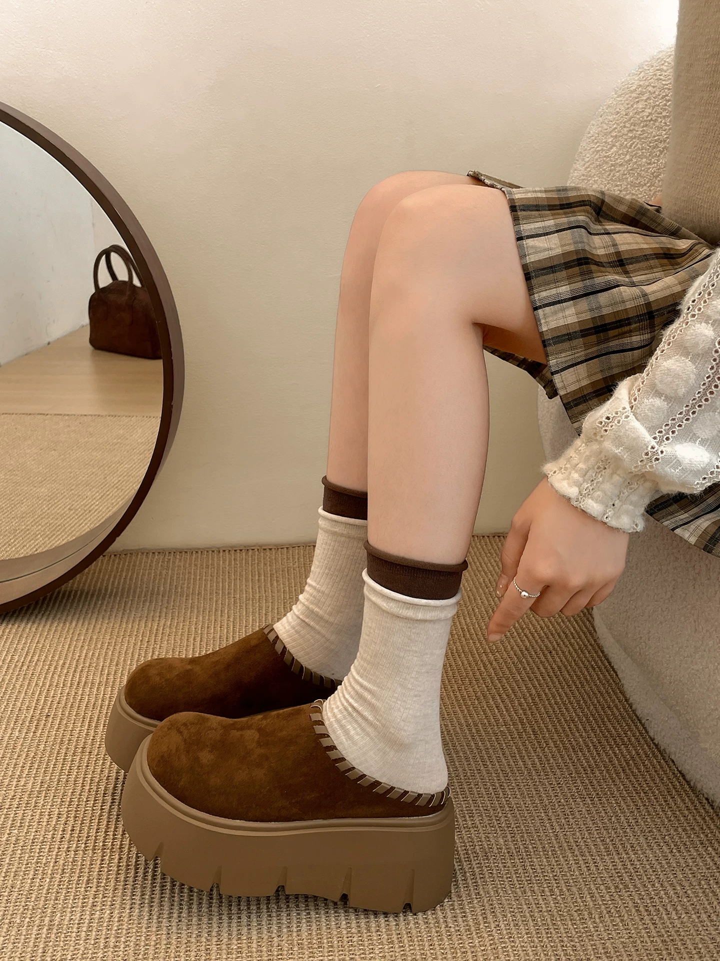 Giày clog đế xuồng màu nâu thời thượng dành cho nữ, thích hợp đi ngoài trời, kiểu dáng thu mới 2025, đa năng phối cùng chân váy, kiểu dép nửa kín kiểu Birkenstock