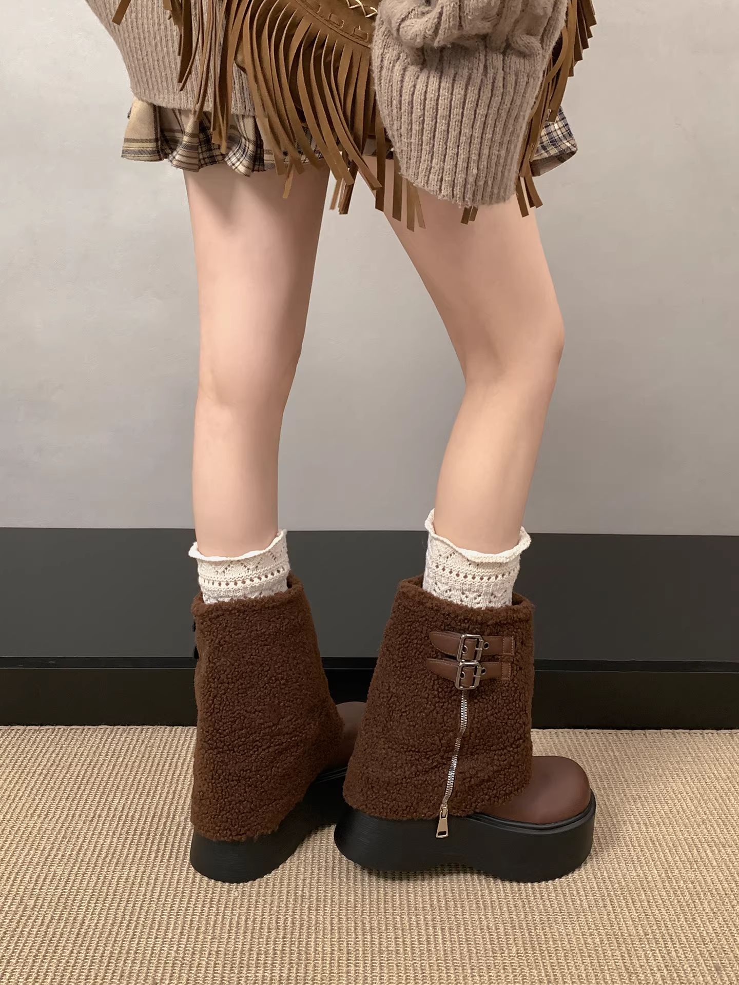 Giày bốt nữ đế dày lót lông cừu kiểu Anh màu trắng, kiểu dáng ống loe tăng chiều cao, mùa đông ấm áp mới năm 2025.