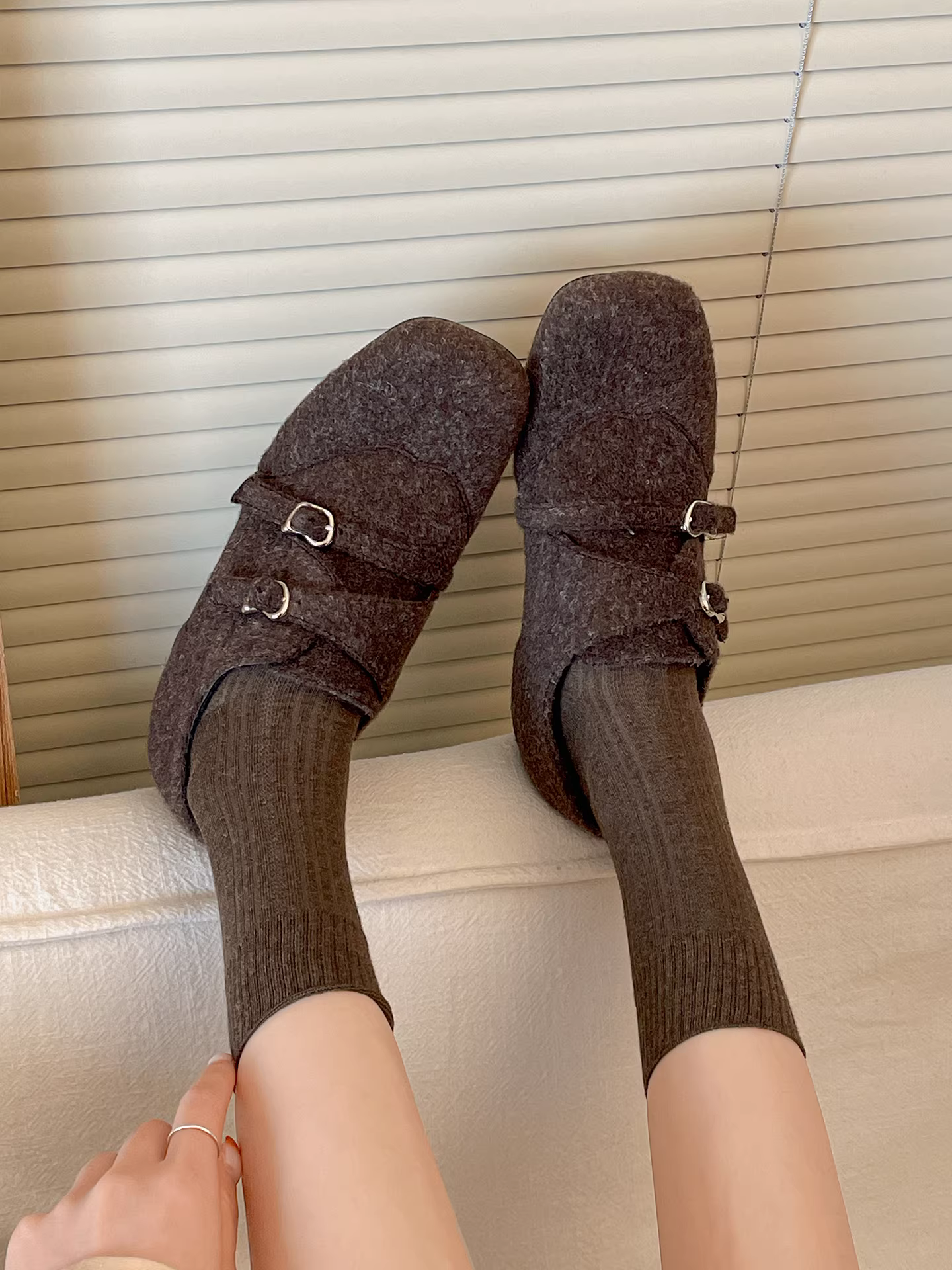 Giày nhung đế dày mũi vuông kiểu Pháp màu xám retro dành cho nữ, kiểu mới mùa đông 2025, giữ ấm bên ngoài, bên trong có lông tăng chiều cao