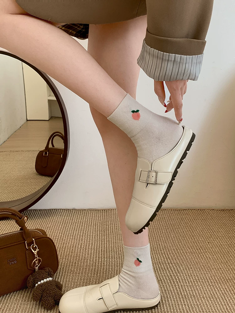 Phía Nam ở miền Nam: Dép nữ đế dày cổ điển màu trắng, kiểu kín mũi, áo khoác ngoài mùa thu, giày kiểu Birkenstock mới năm 2025, kiểu lười đi dễ dàng.